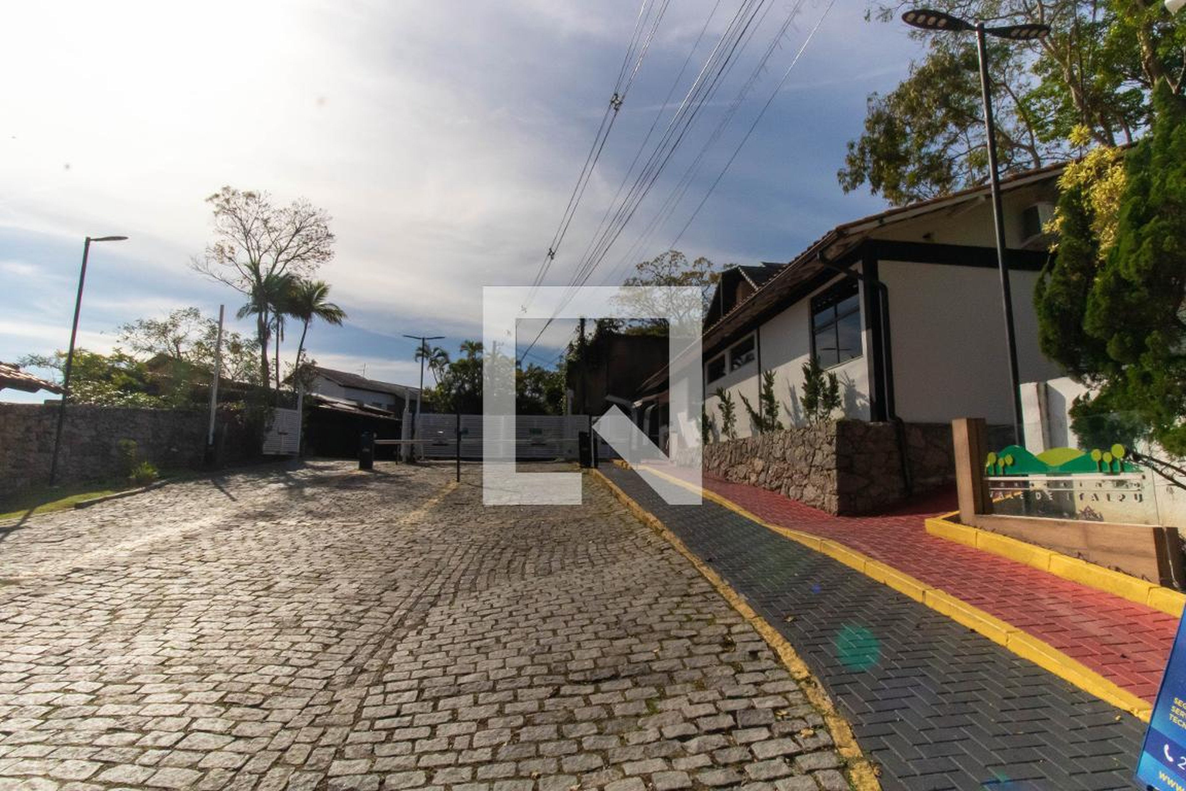 Fachada Condomínio em Estrada Francisco da Cruz Nunes, 100