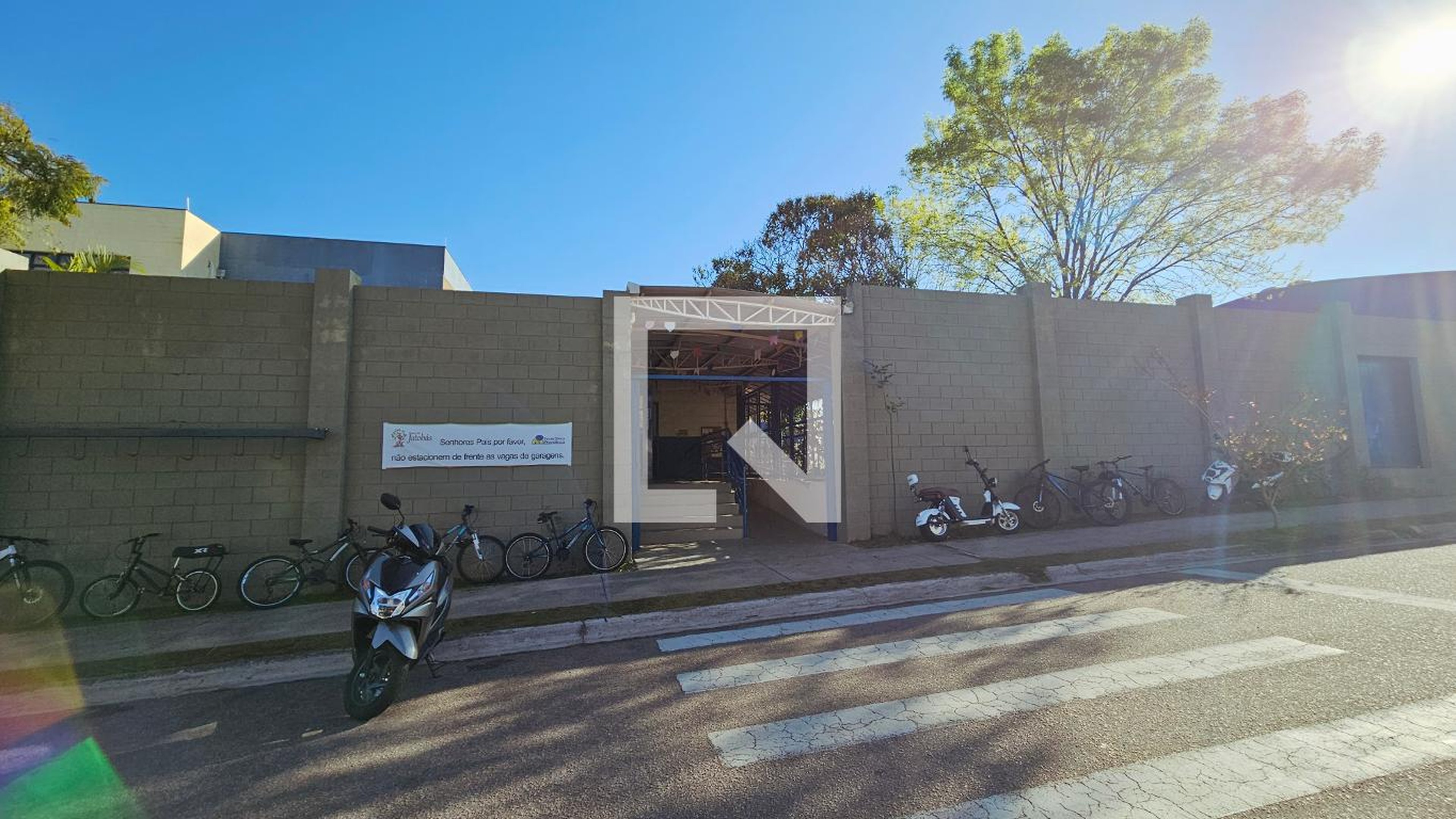 Fachada Condomínio em Rua Manoel Araújo, 52