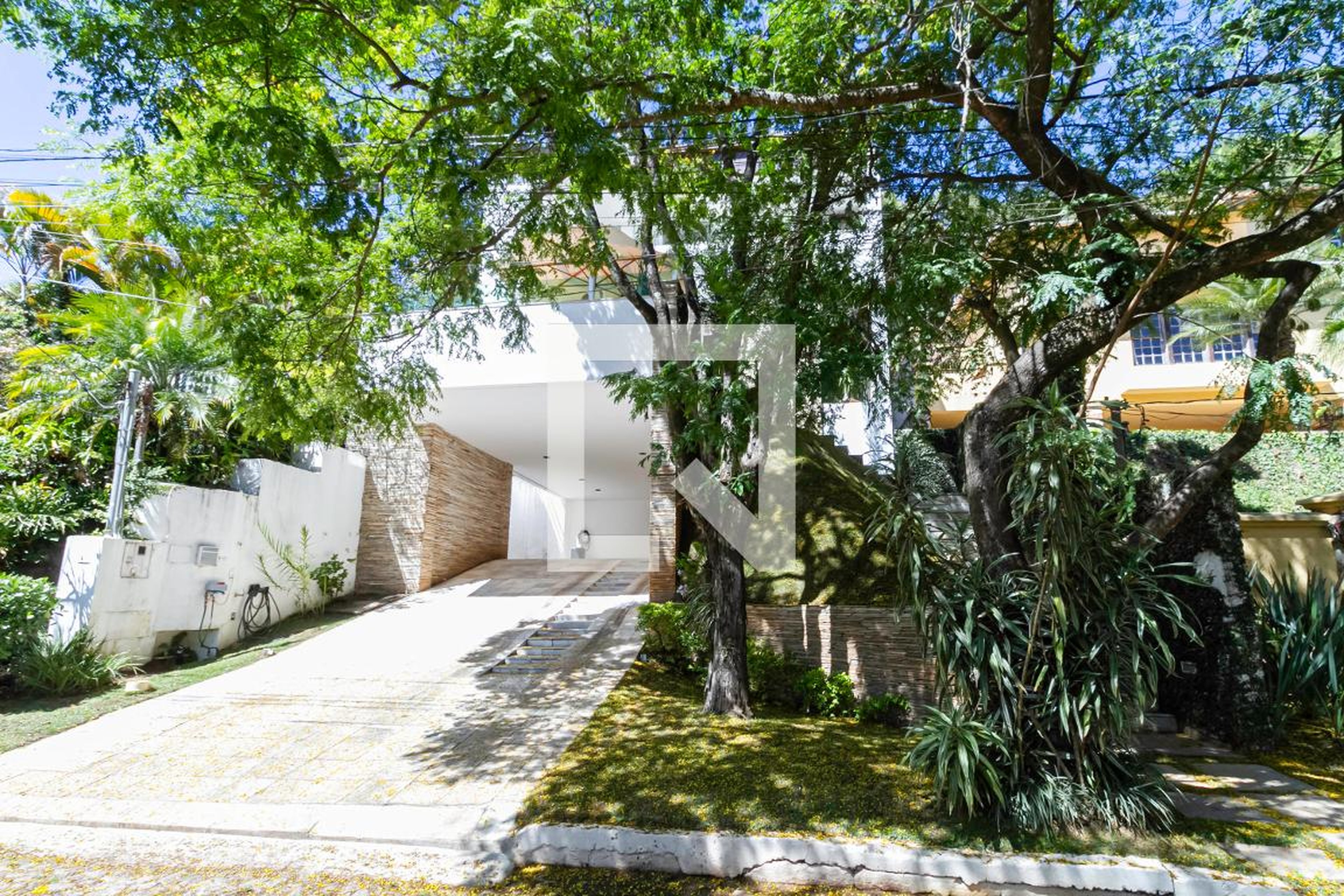 Fachada Condomínio em Alameda Serra do Mar, 52