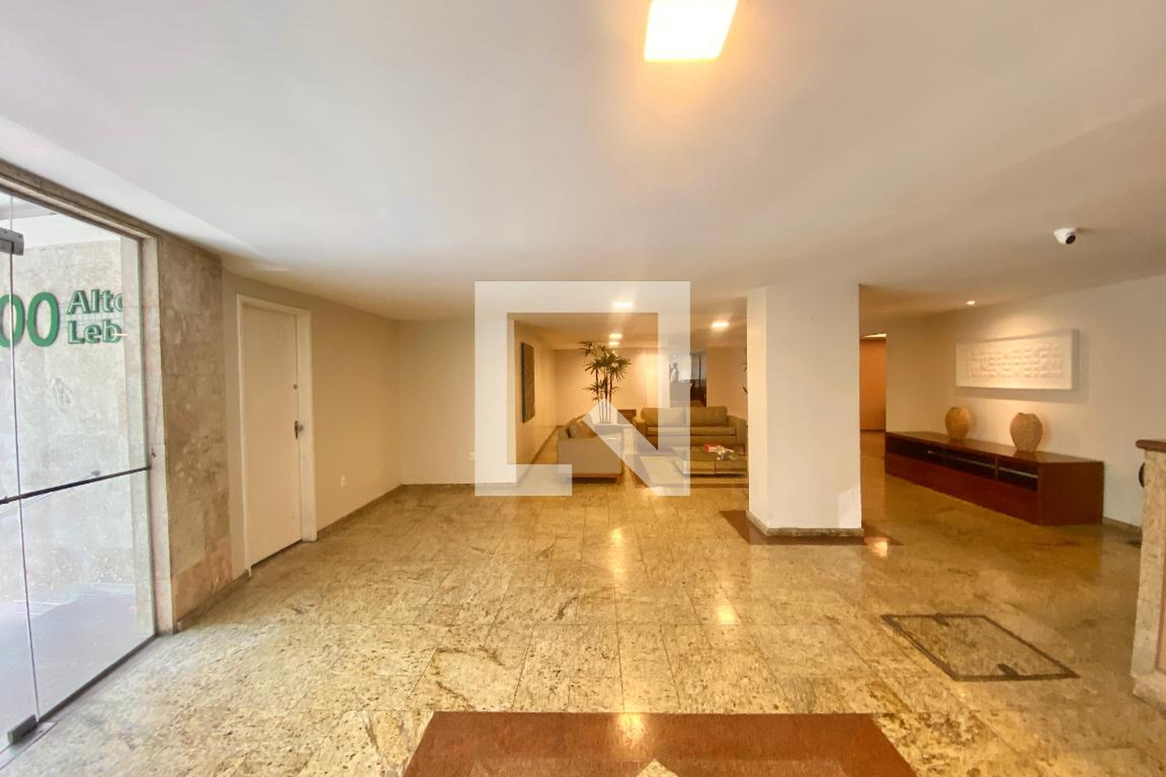 Hall de entrada Condomínio em Rua Timóteo da Costa, 1110