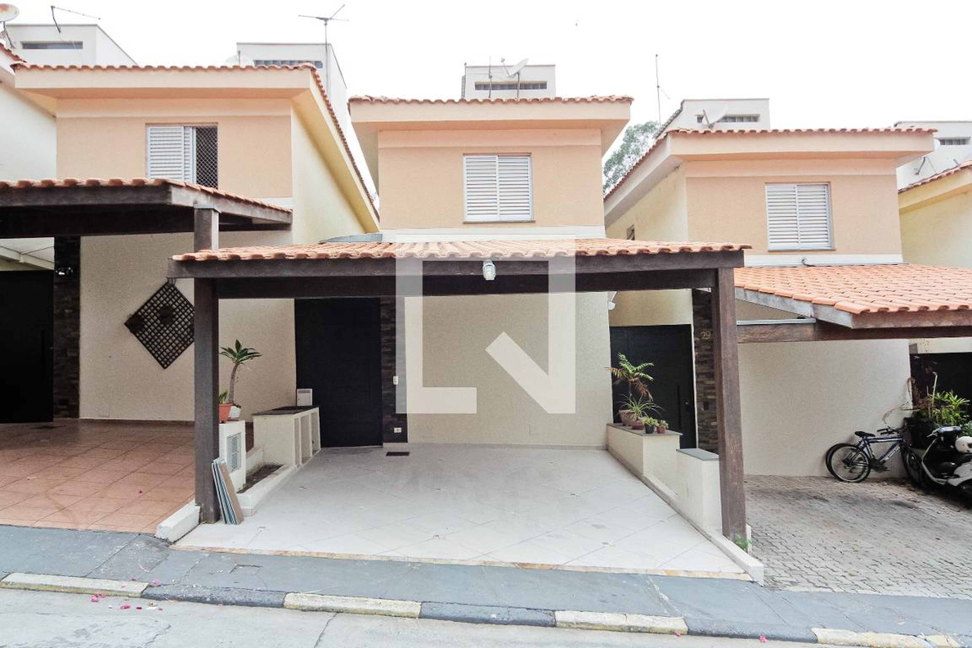 Fachada Condomínio em Alameda Canto das Águas, 28