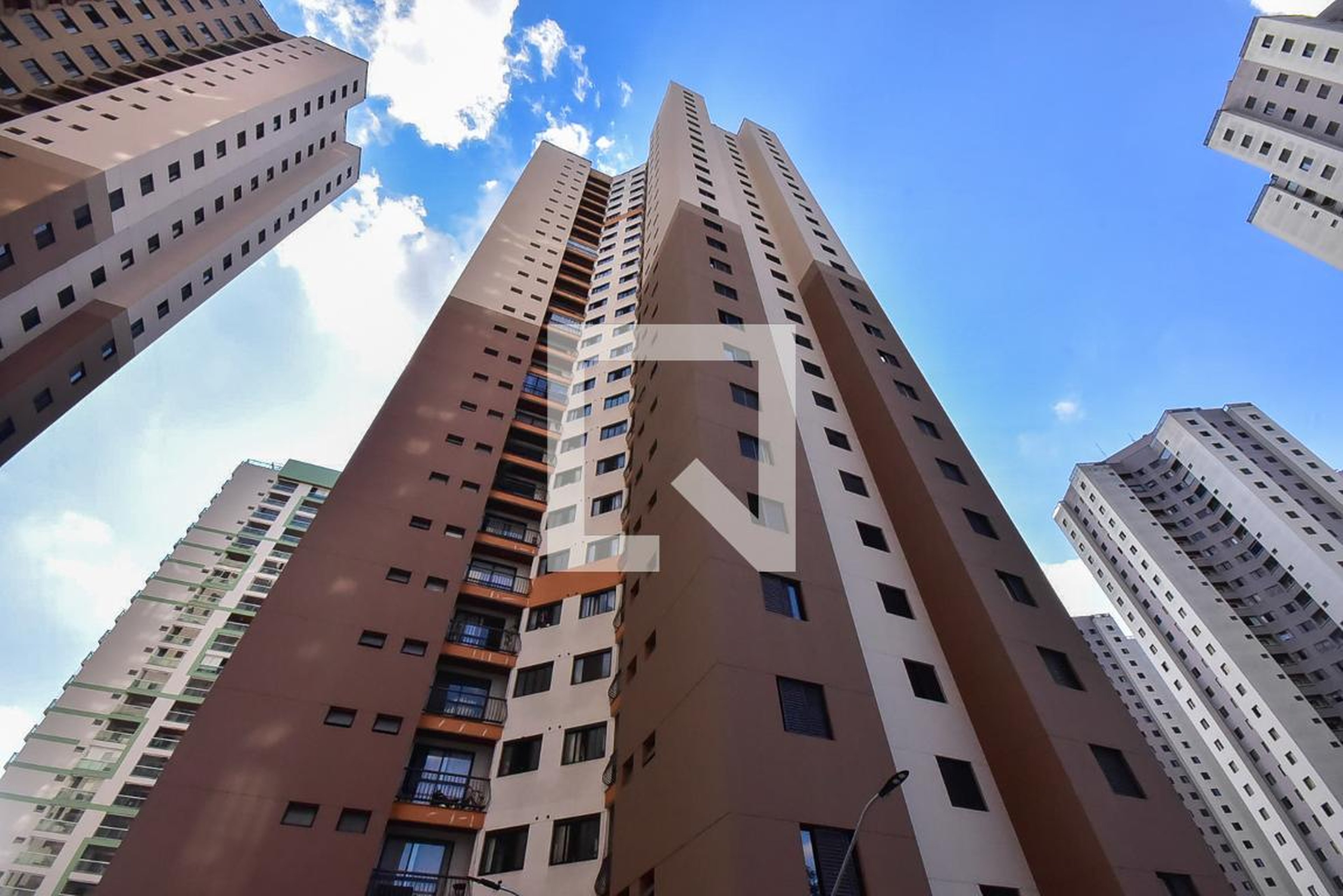 Fachada Condomínio em Rua das Camélias, 215