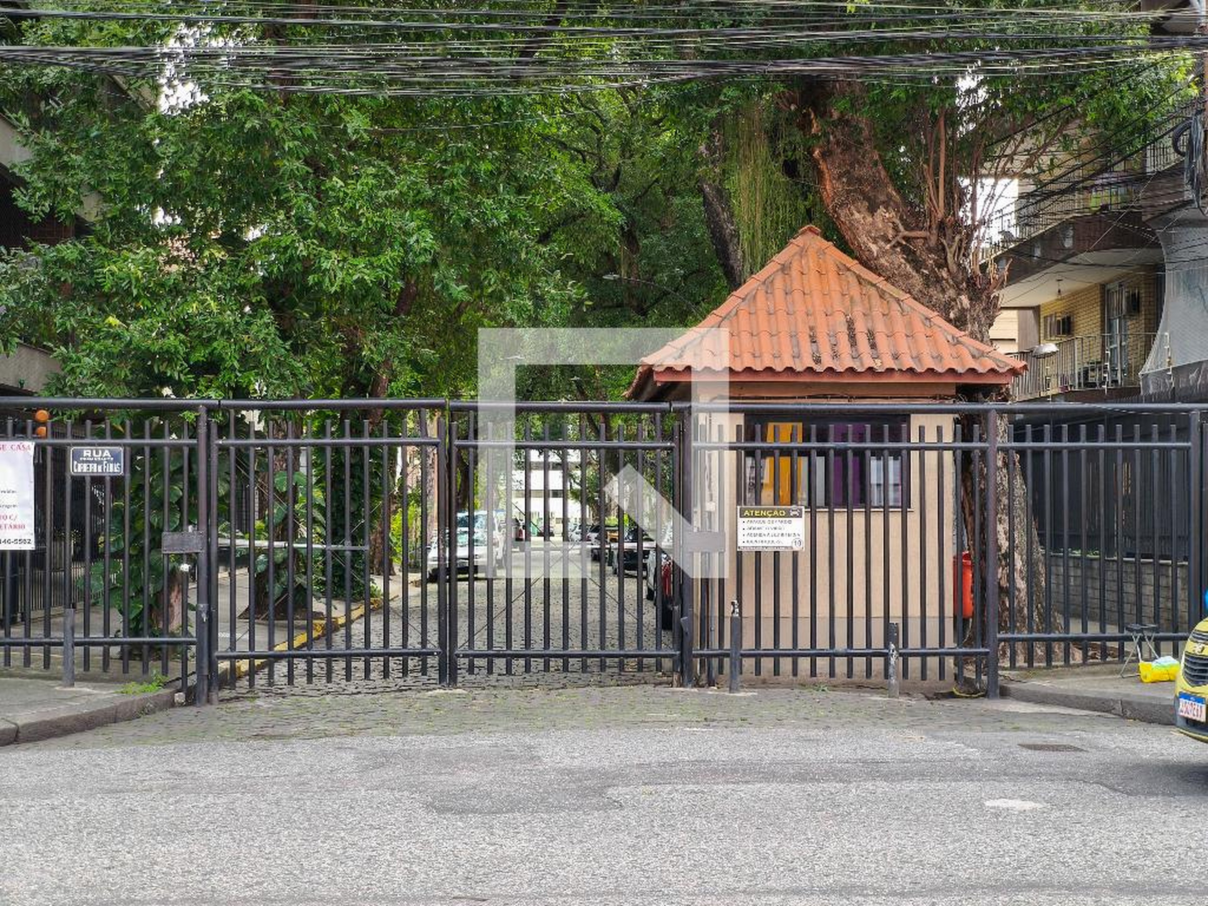 Fachada Condomínio em Rua Comandante Cordeiro de Farias, 10