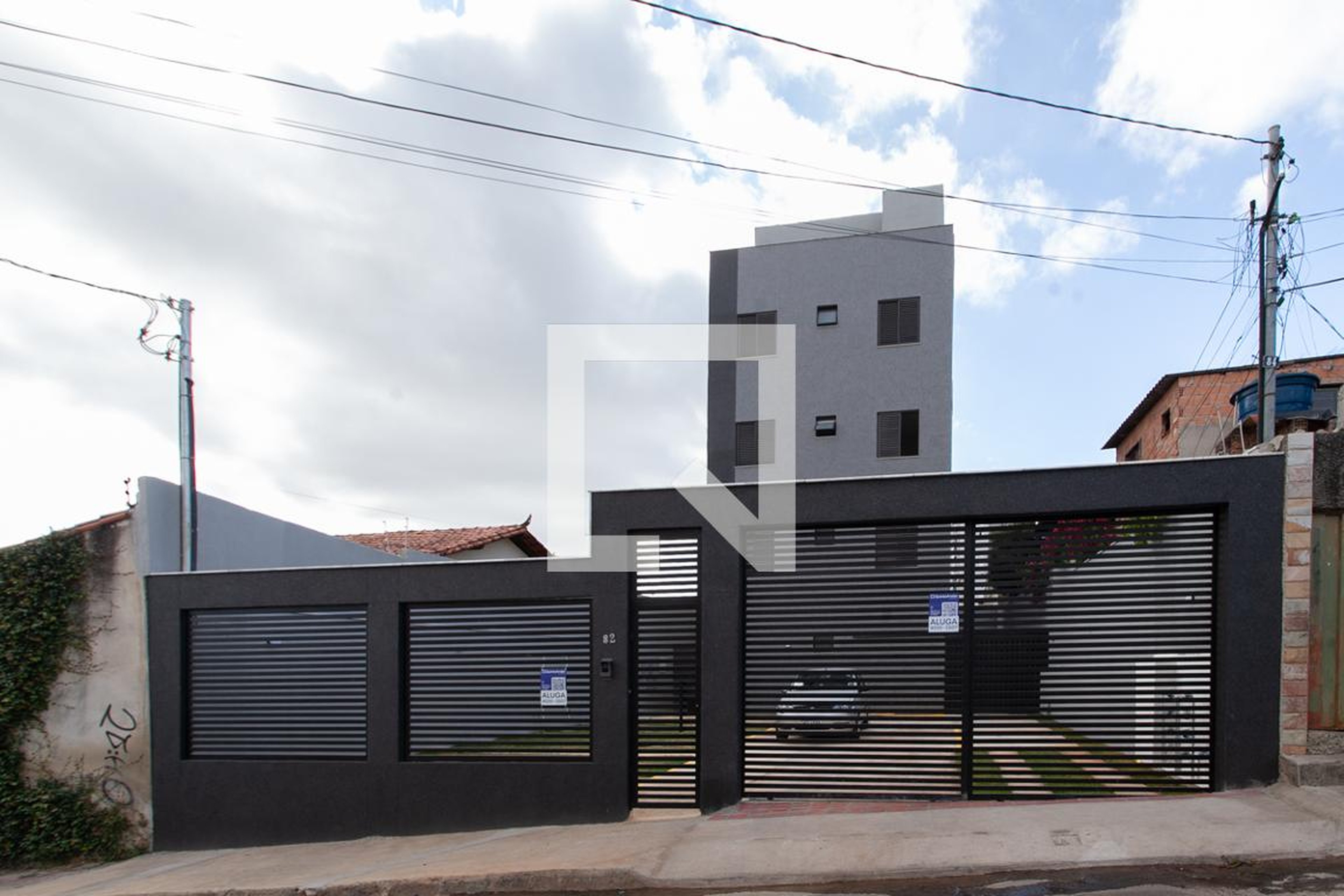 Fachada Condomínio em Rua Lúcia Helena, 82