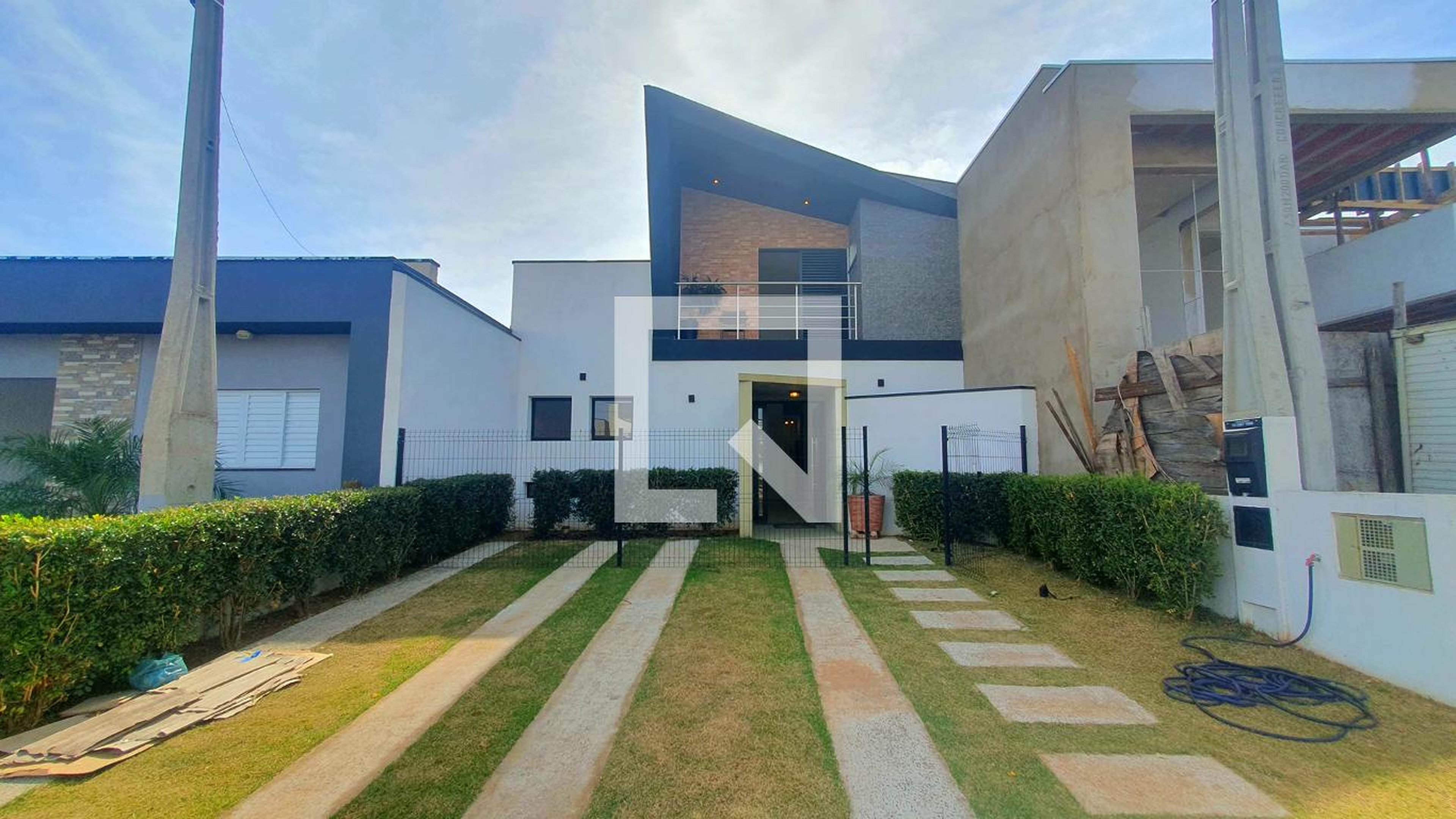 Fachada Condomínio em Rua Cambará, 135