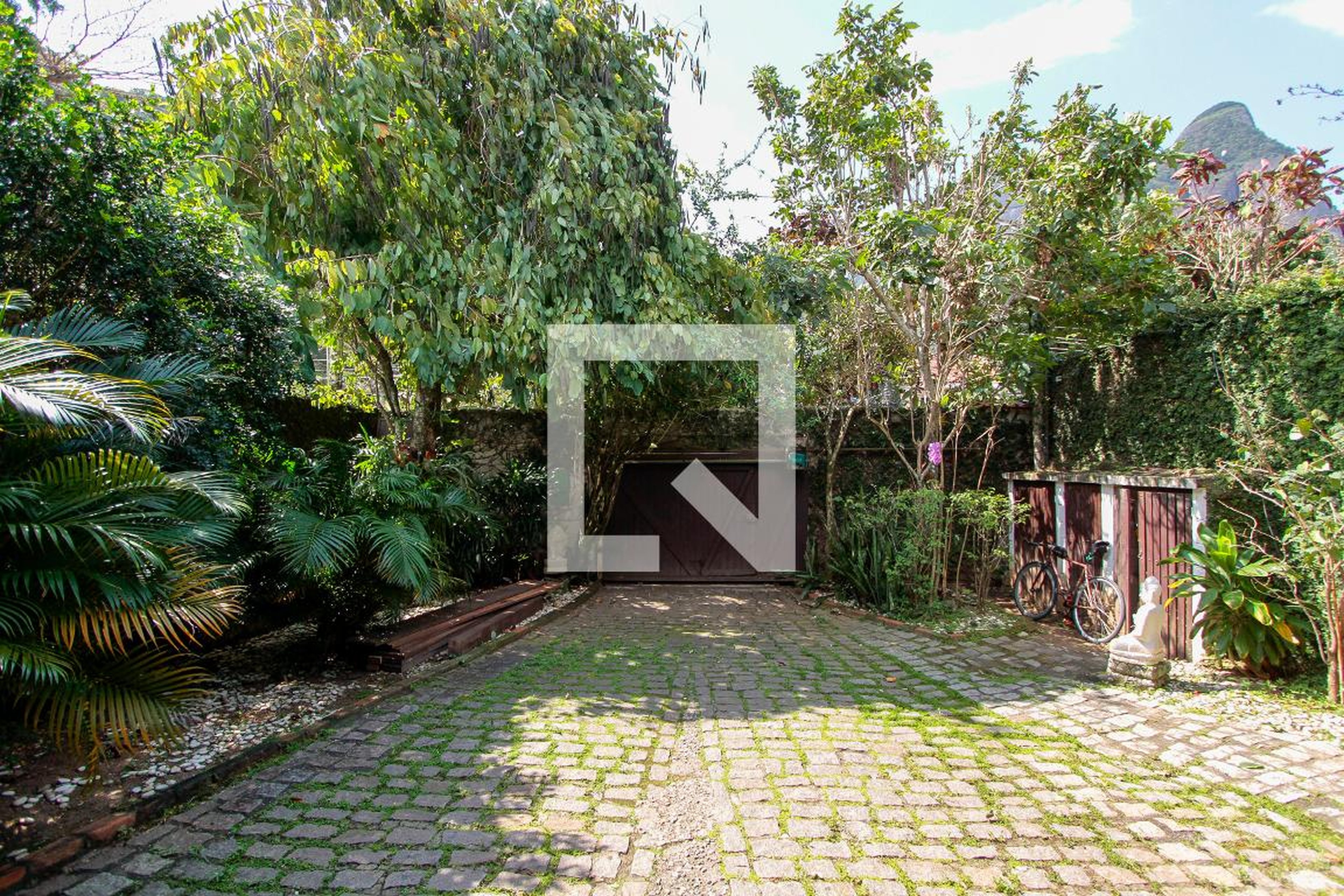 Entrada Condomínio em Rua Major Rolinda da Silva, 143