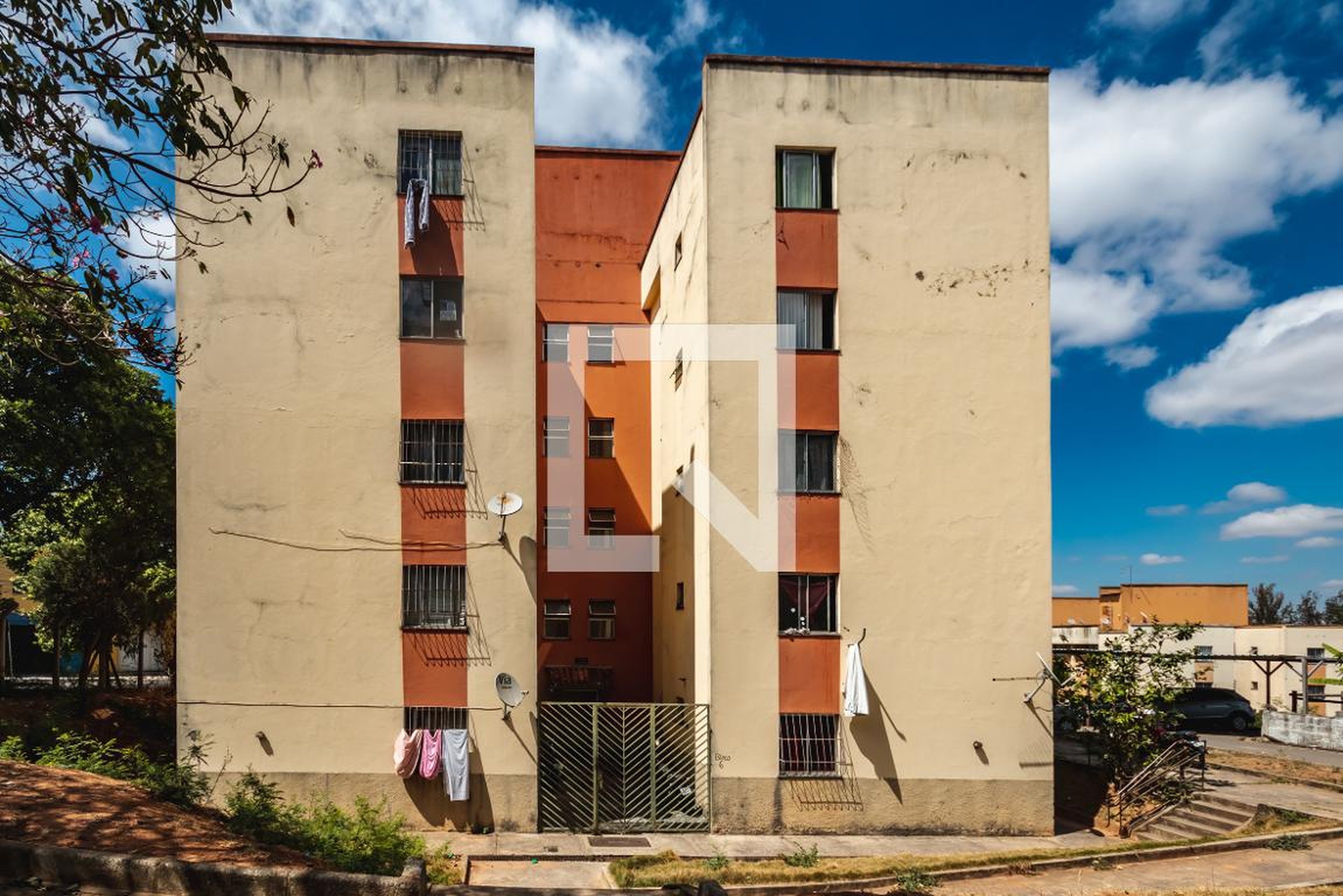 Fachada Condomínio em Rua Alberto Martins, 45