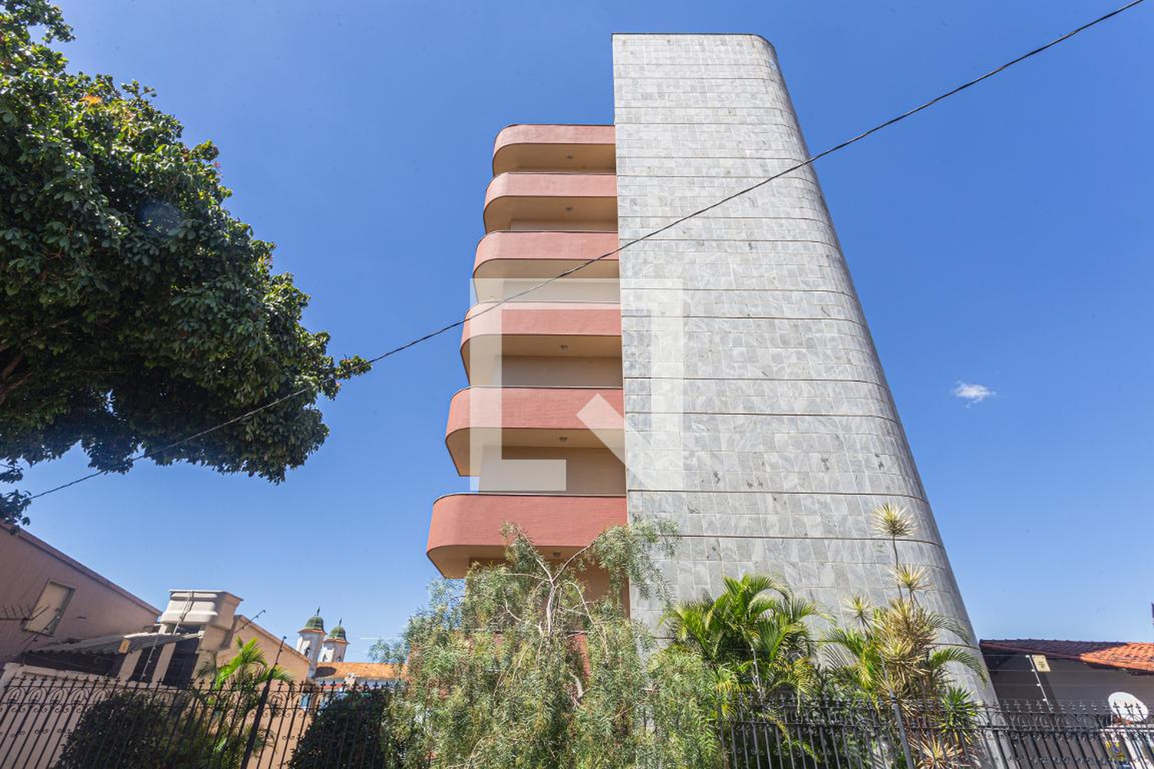Fachada Condomínio em Rua Ângelo Rabelo, 201