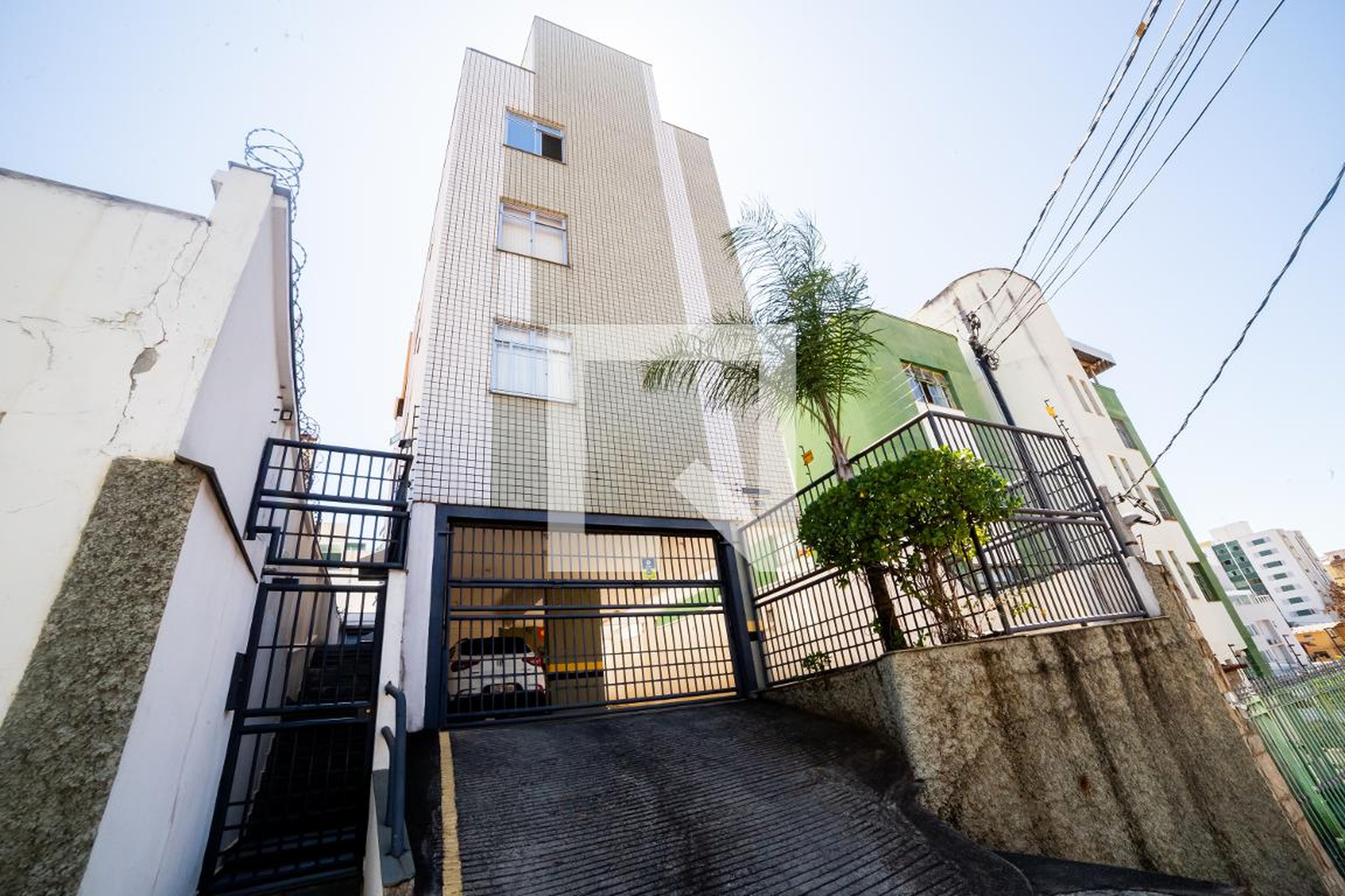 Fachada Condomínio em Rua Célia de Souza, 231