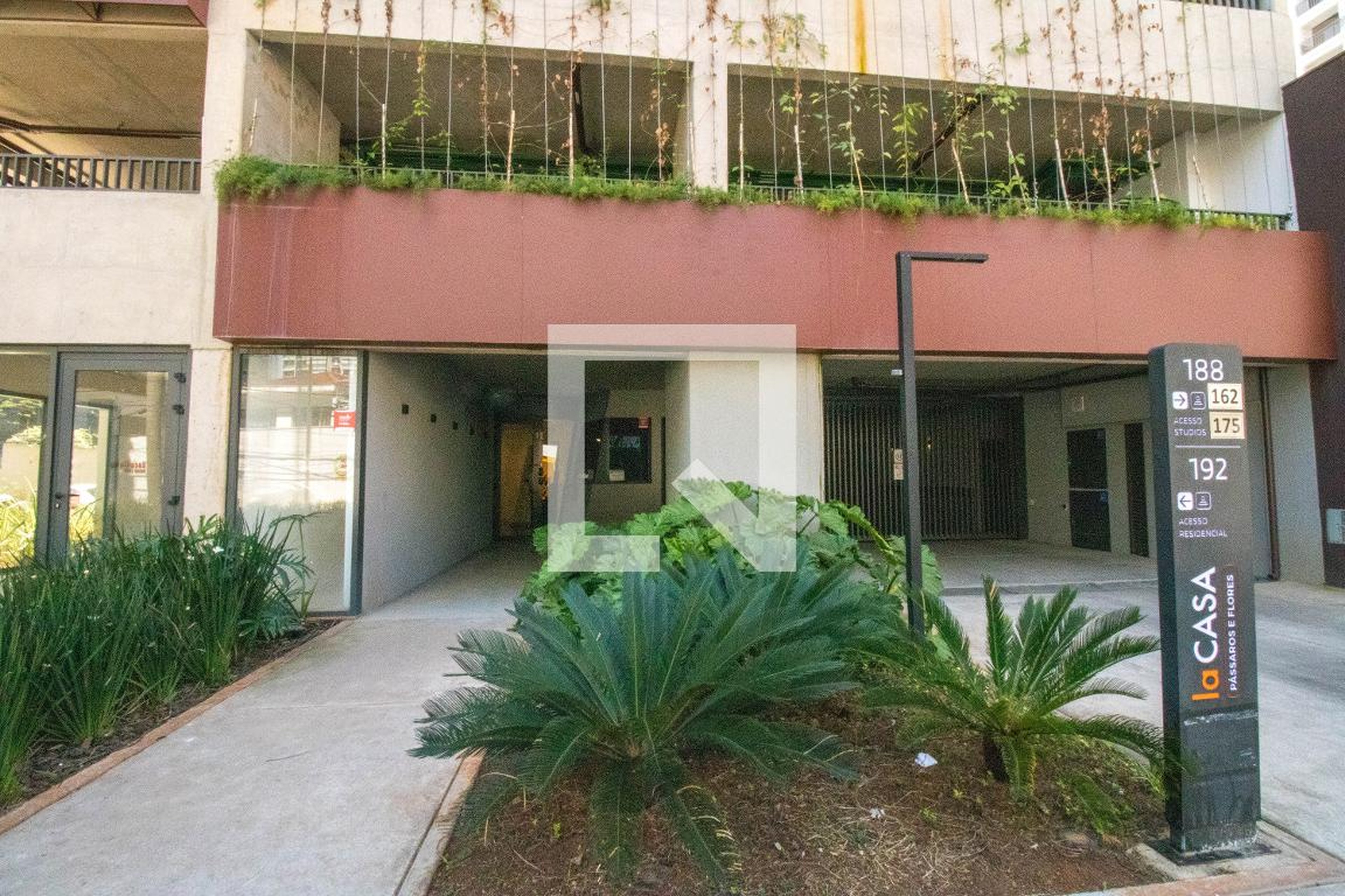 Fachada Condomínio em Rua Pássaros e Flores, 162