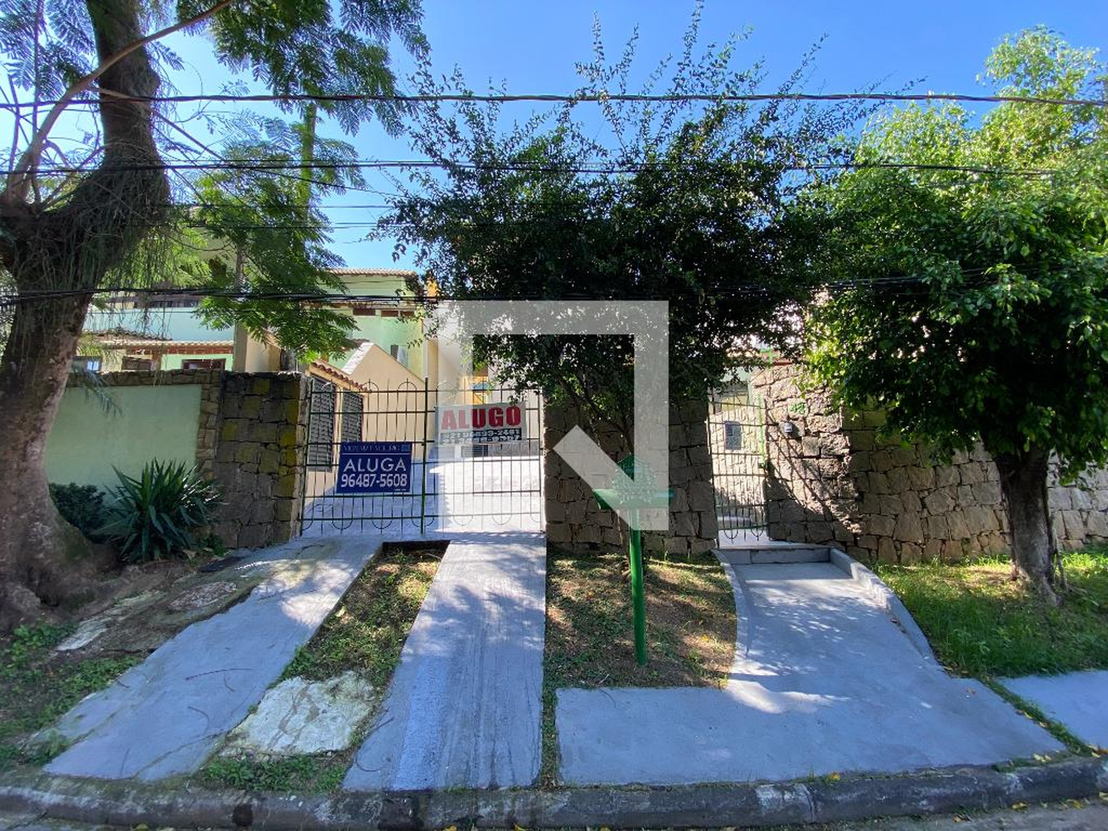 Fachada Condomínio em Rua Columeia, 43