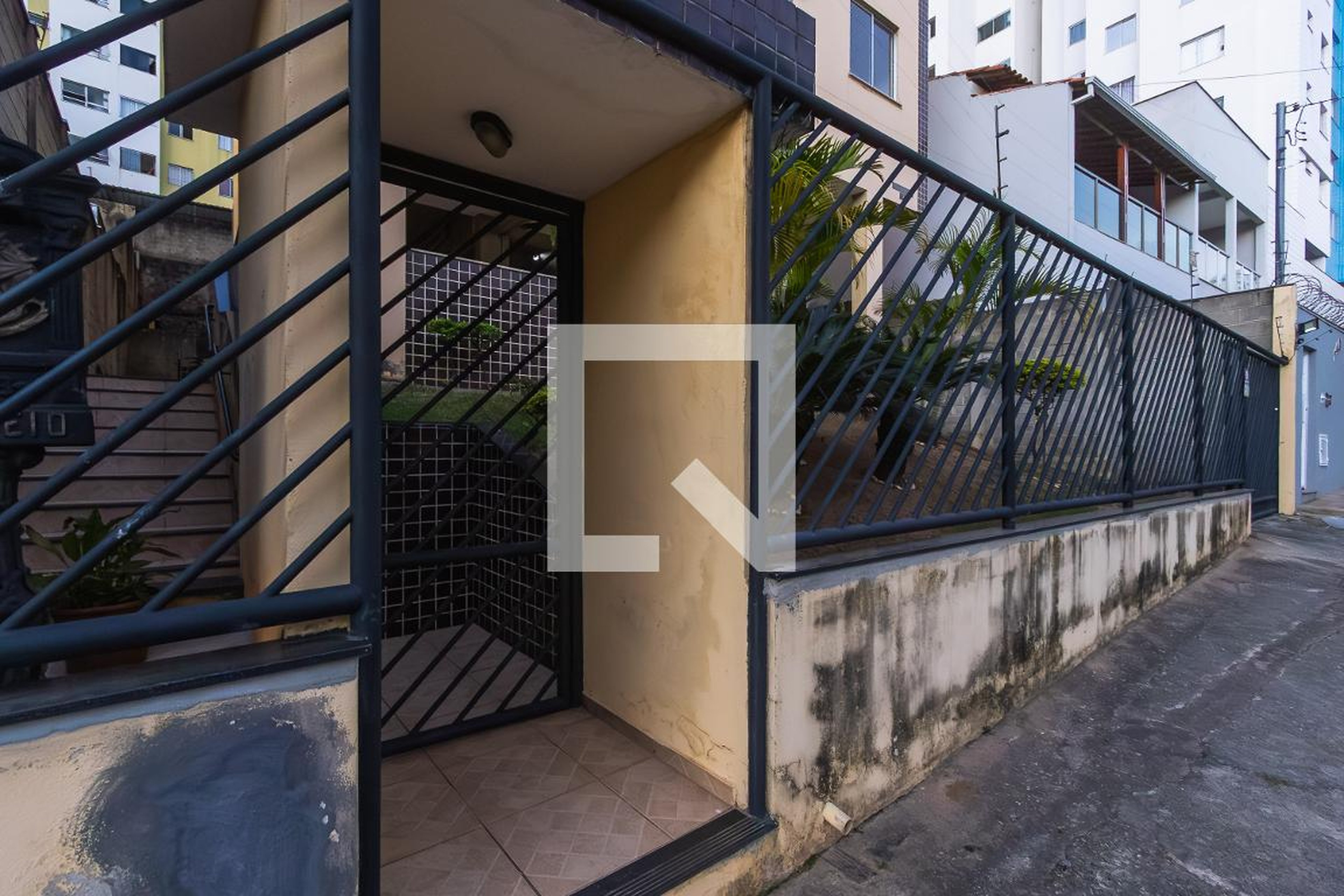 Fachada Condomínio em Rua Maestro George Marinuzi, 156