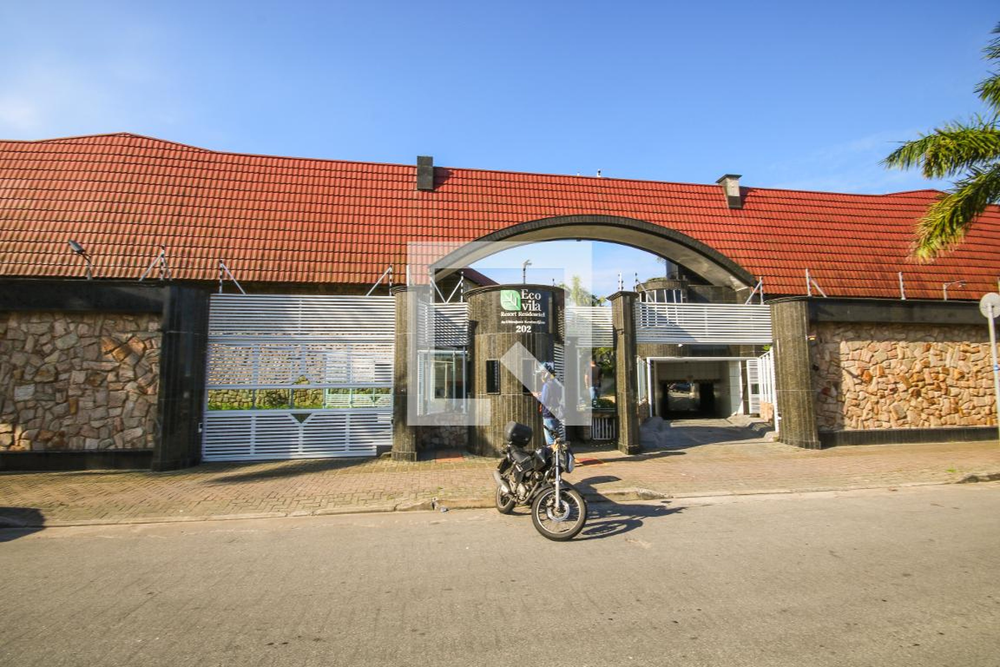 Fachada Condomínio em Avenida Ubirajara Keutenedjian, 202