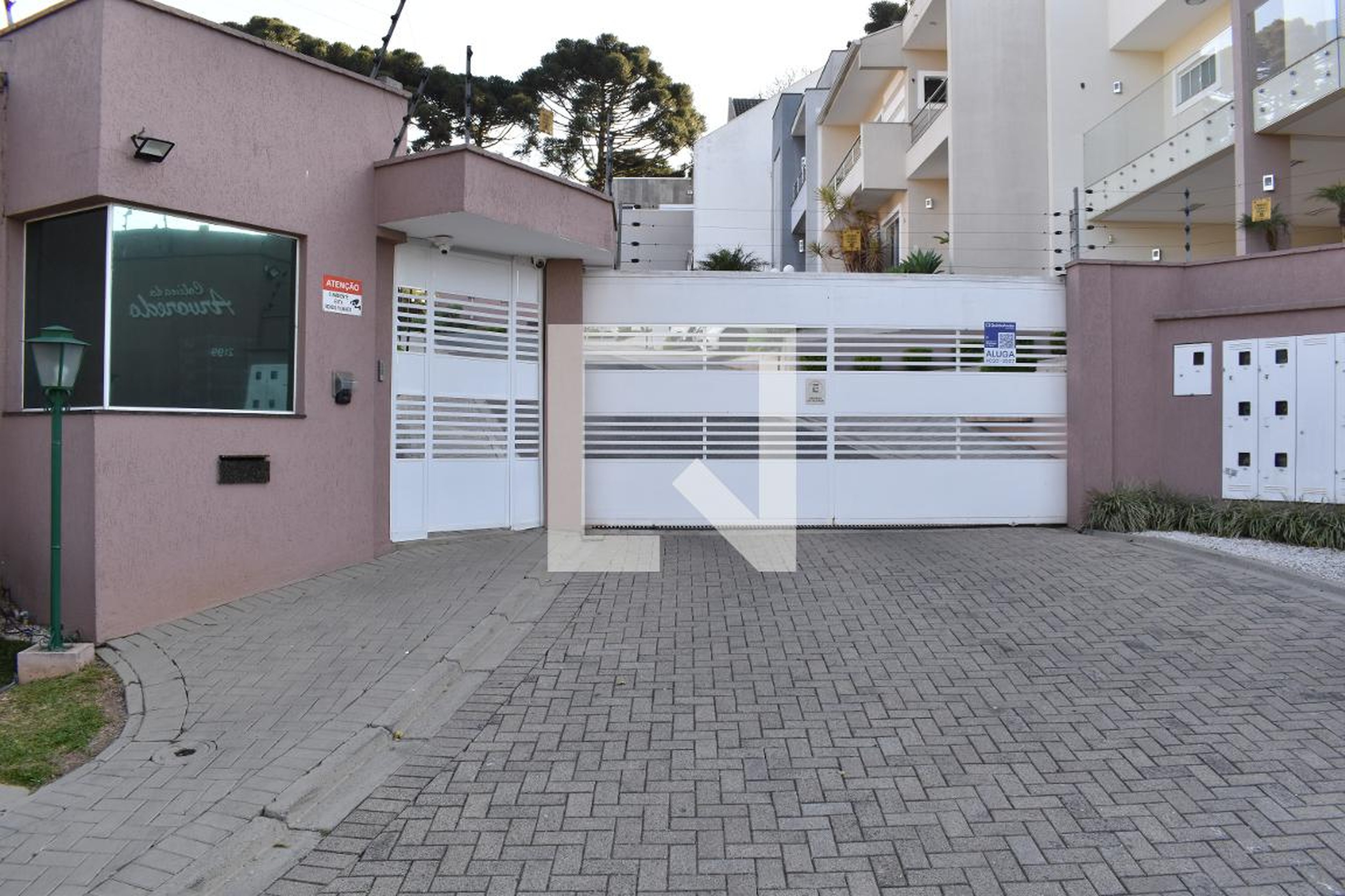 Fachada Condomínio em Rua Theodoro Makiolka, 2199