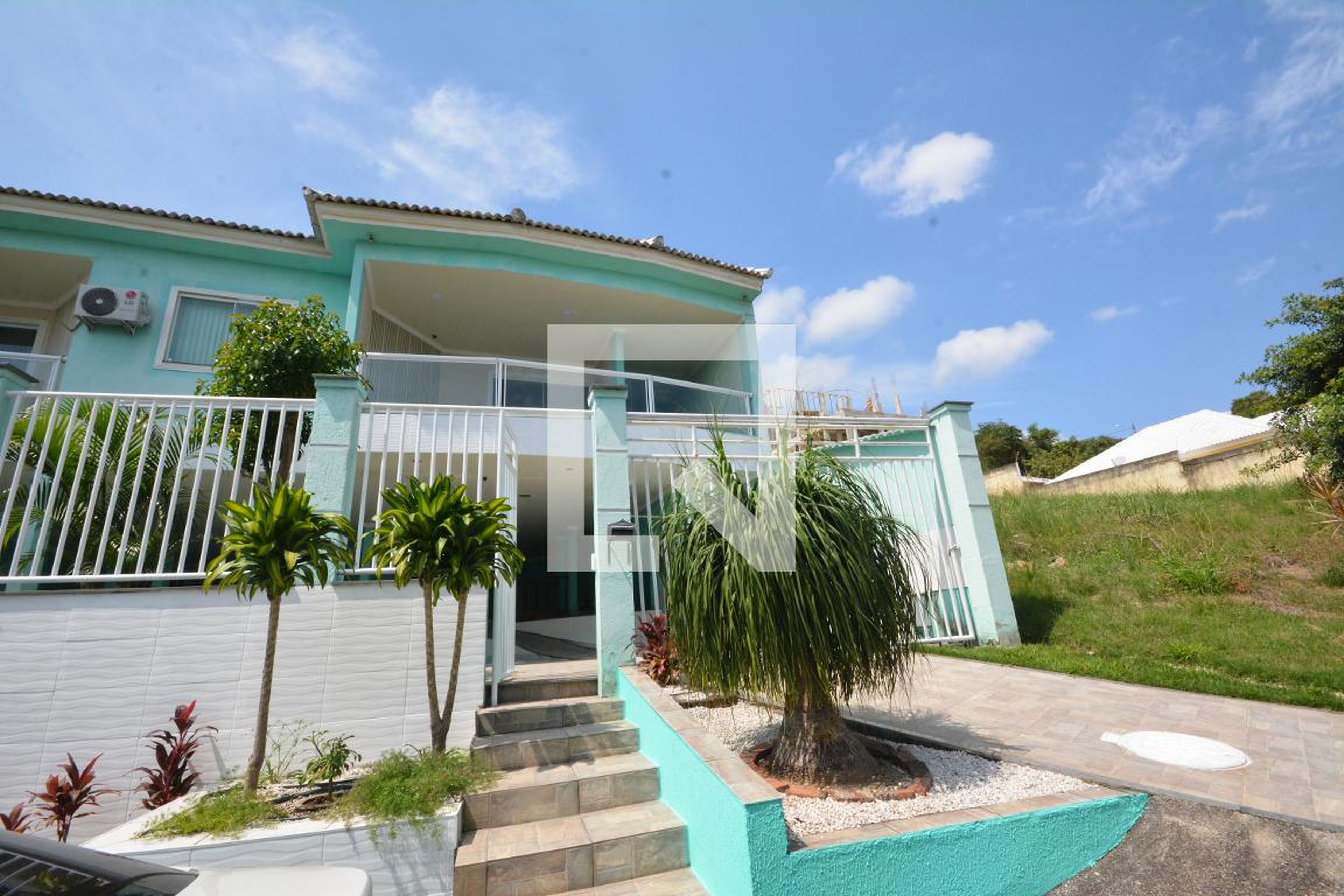 Fachada Condomínio em Estrada da Cachamorra, 395