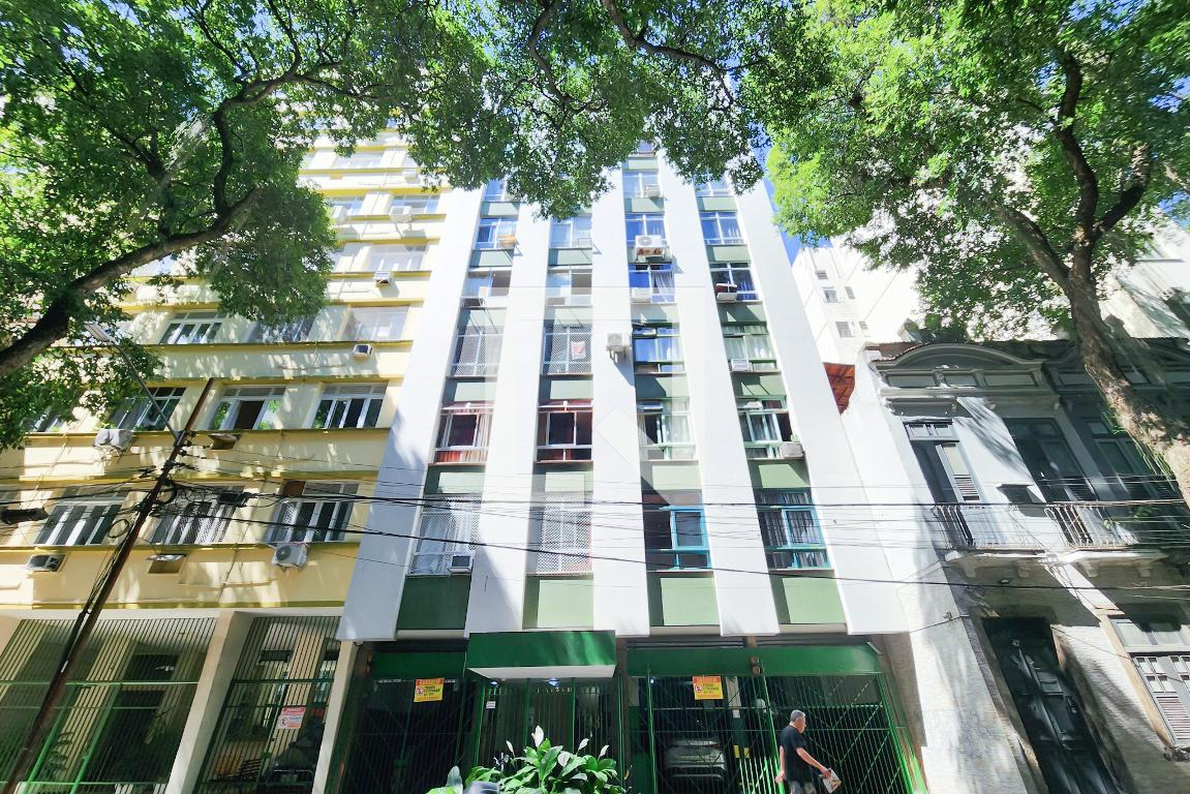 Fachada Condomínio em Rua Andrade Pertence, 43