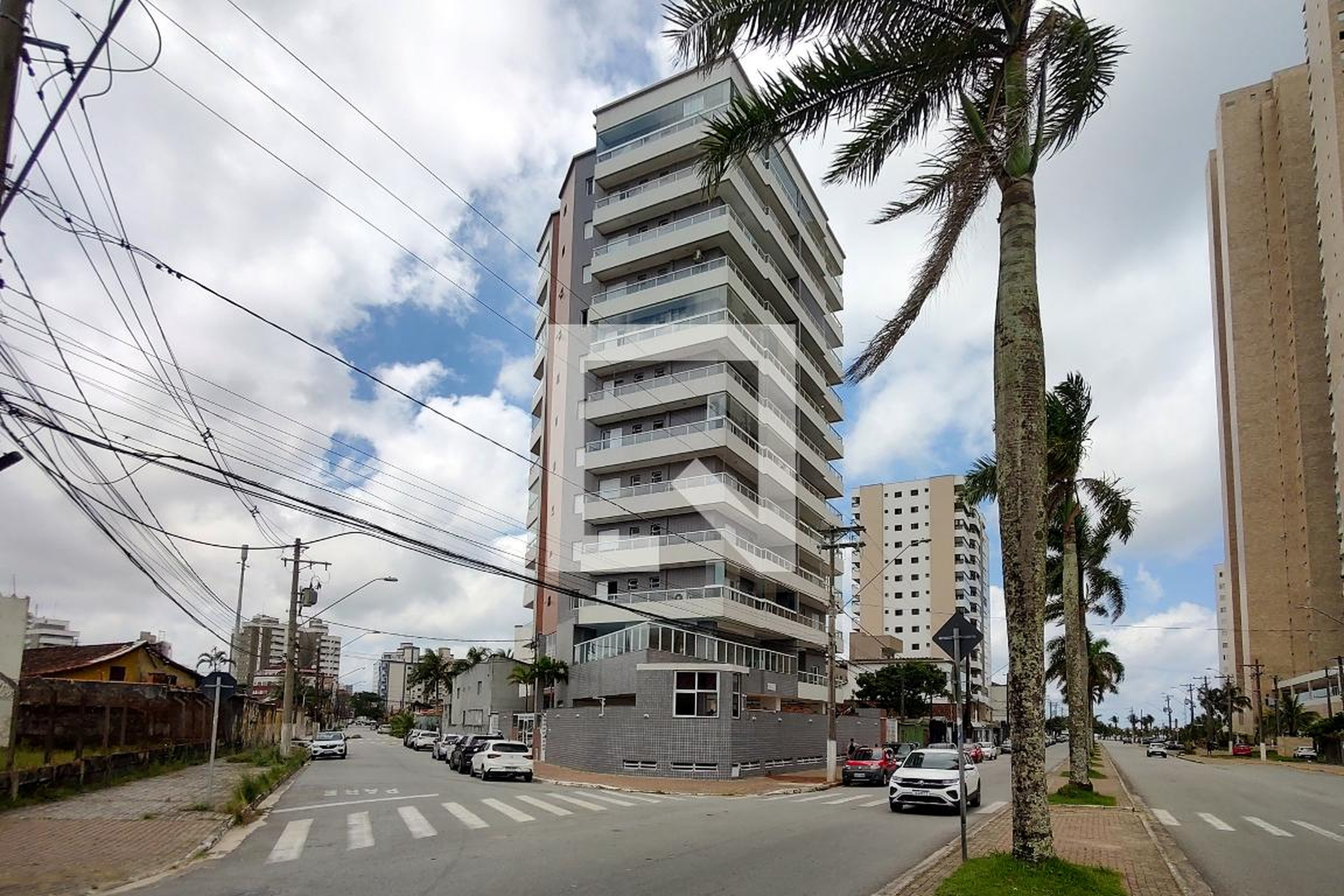 Fachada do Prédio Condomínio Gomes House Residence