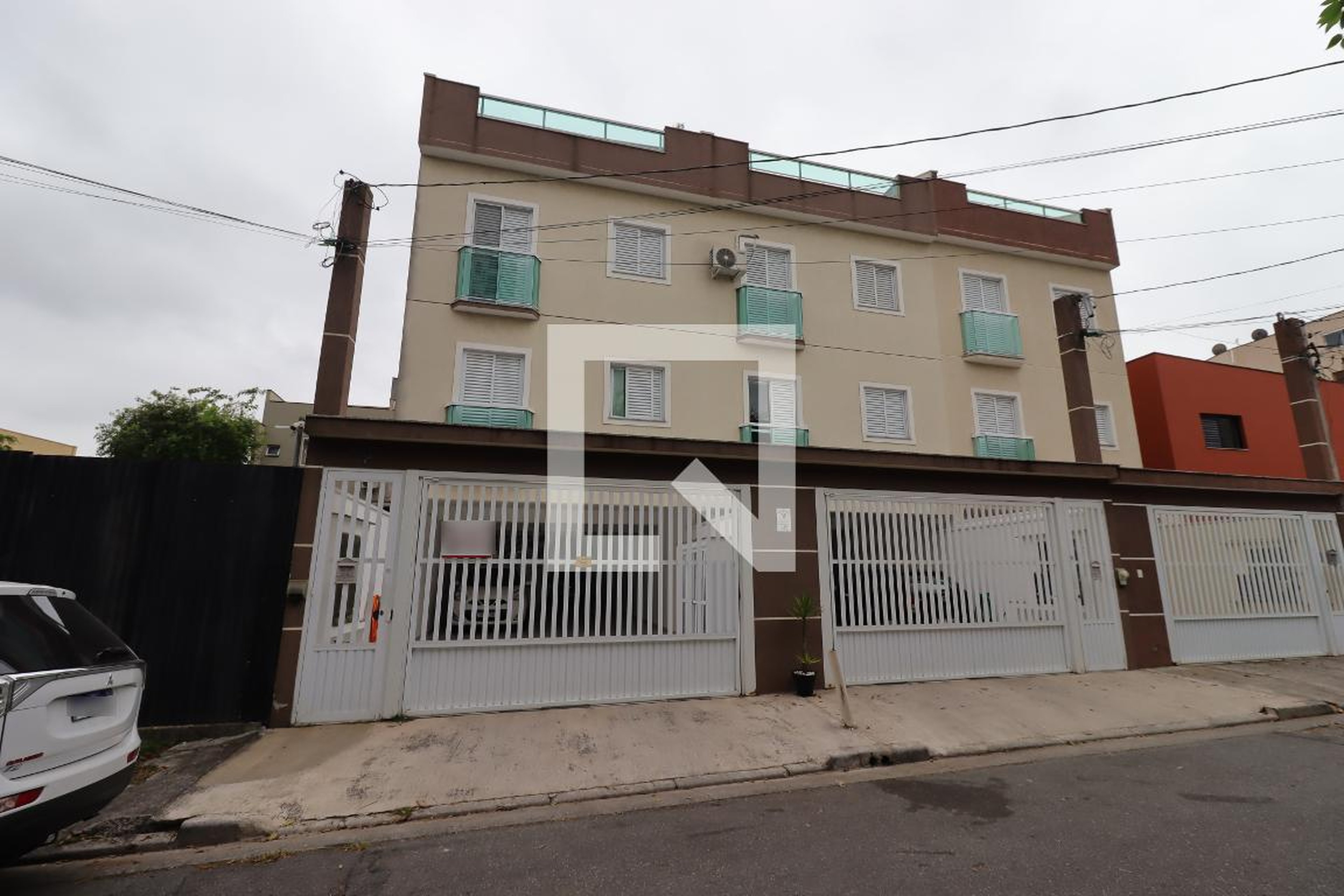 Fachada Condomínio em Travessa Cesar Pedron, 103