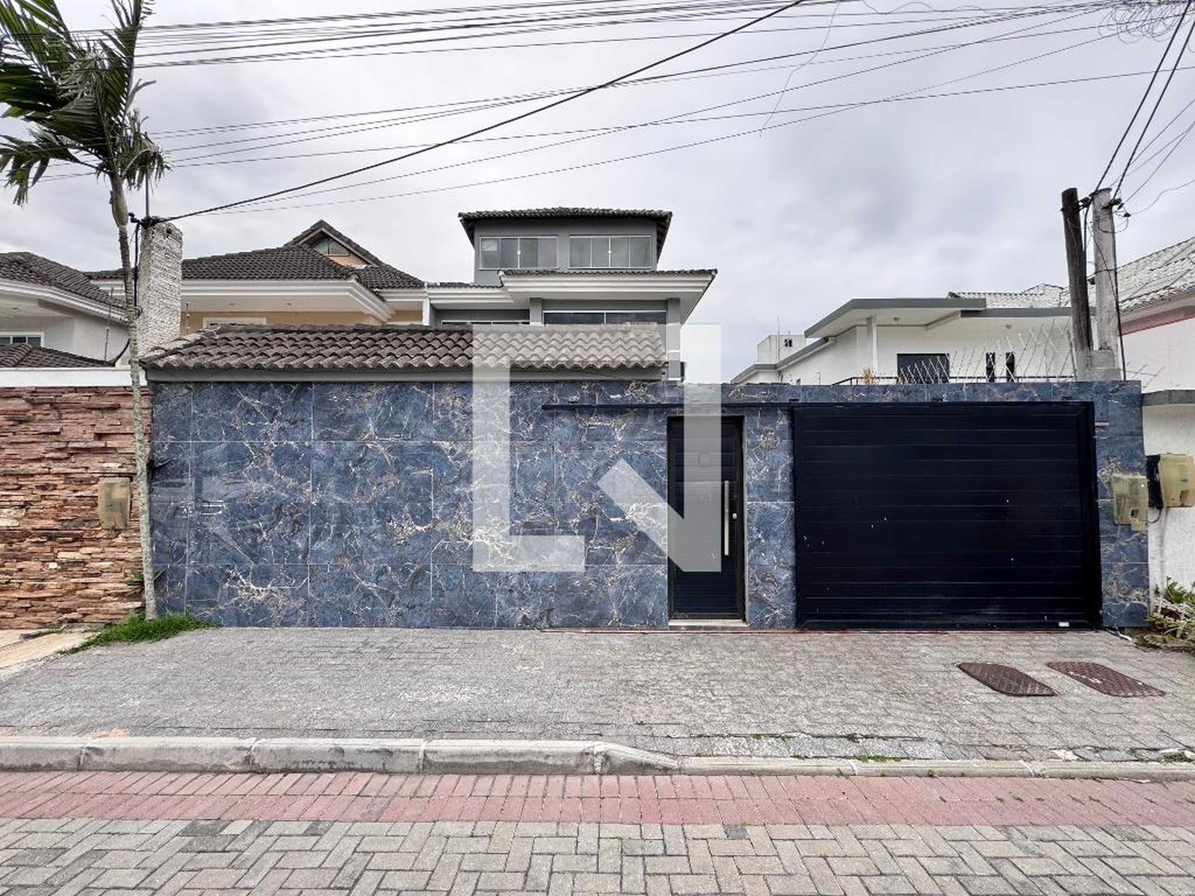 Fachada Condomínio em Rua Teixeira Heizer, 1
