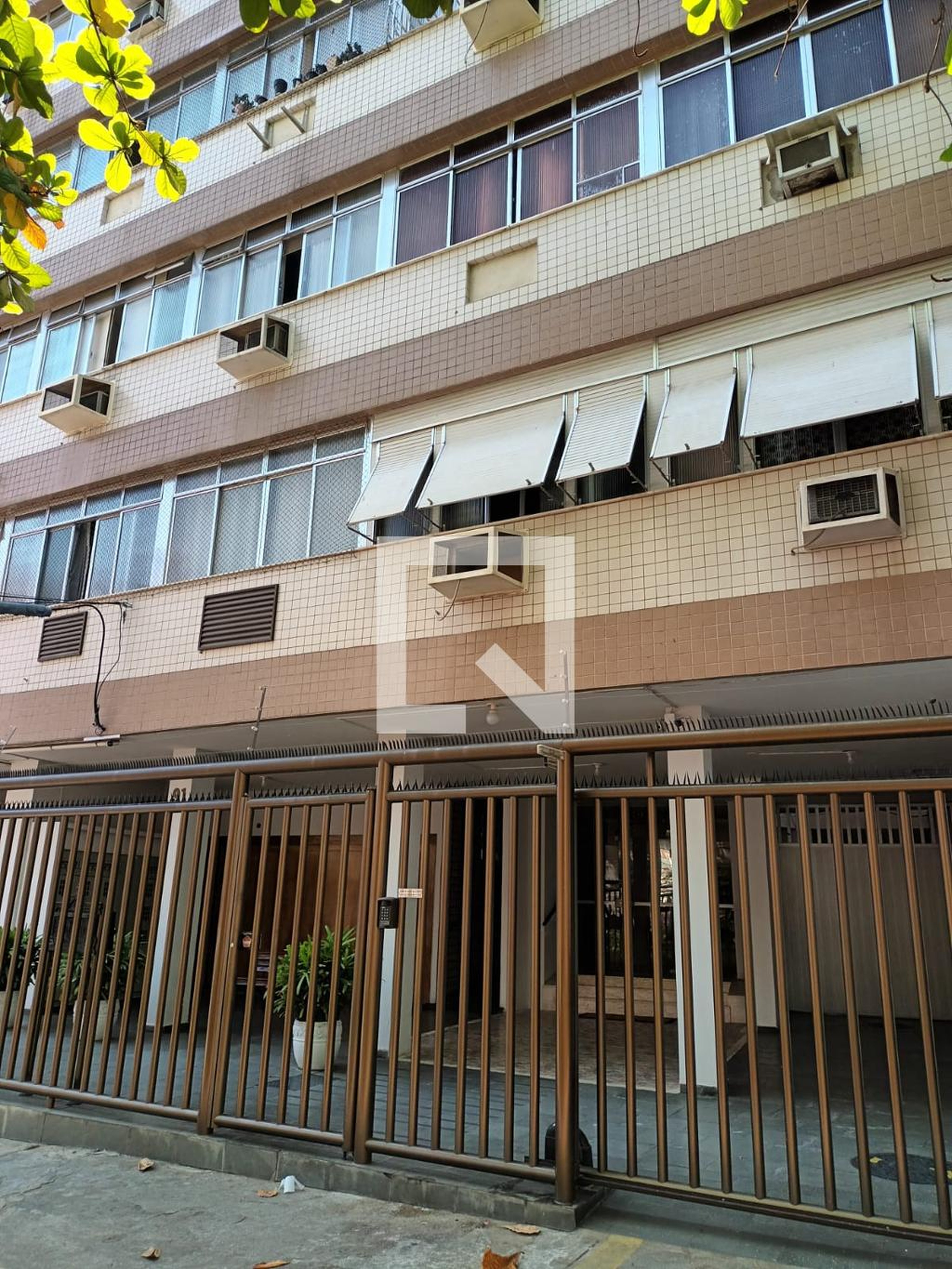 Fachada Condomínio em Rua Dona Claudina, 93