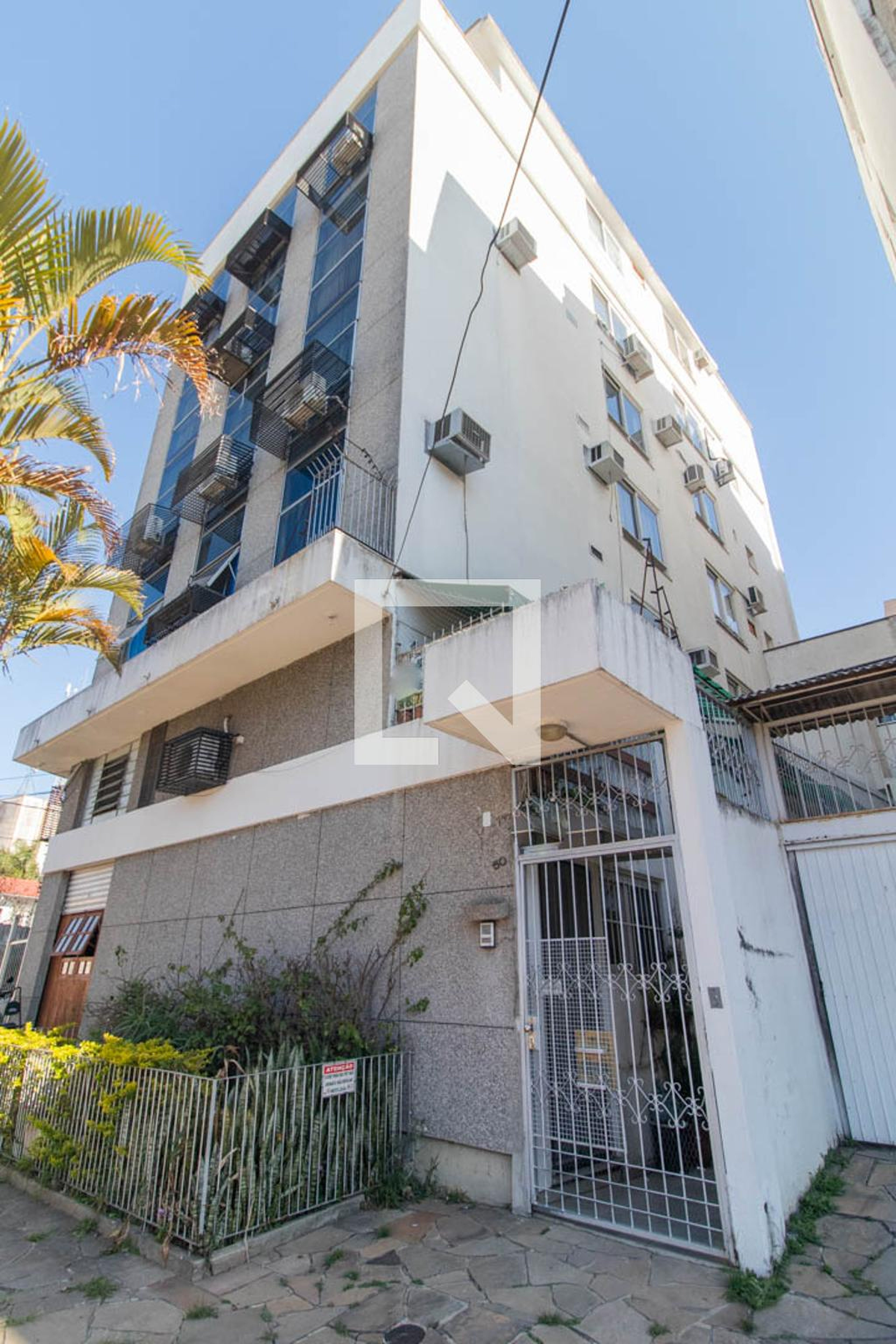 Fachada Condomínio em Rua Eleutério Araújo, 50