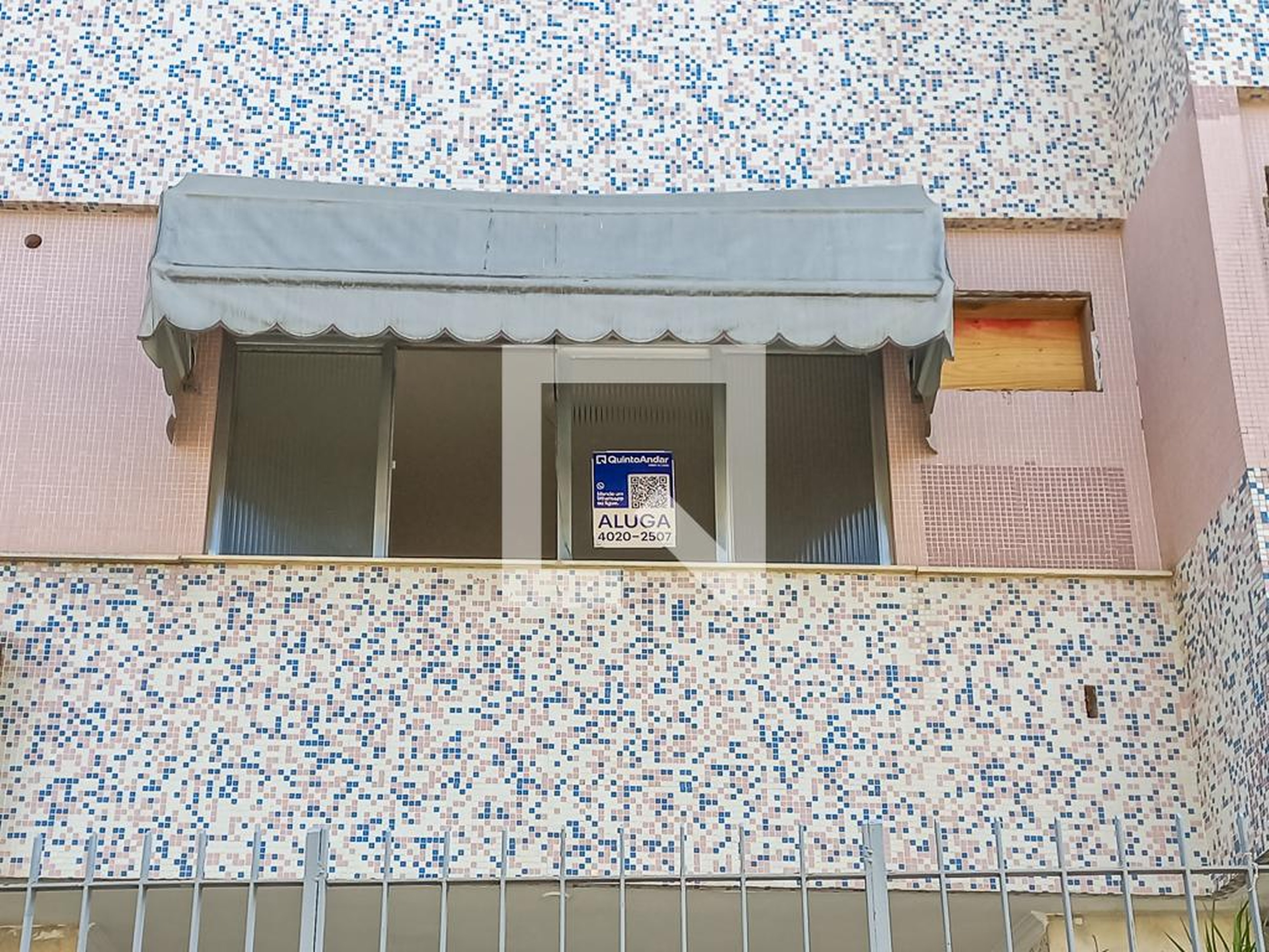 Fachada Condomínio em Rua Caroen, 90