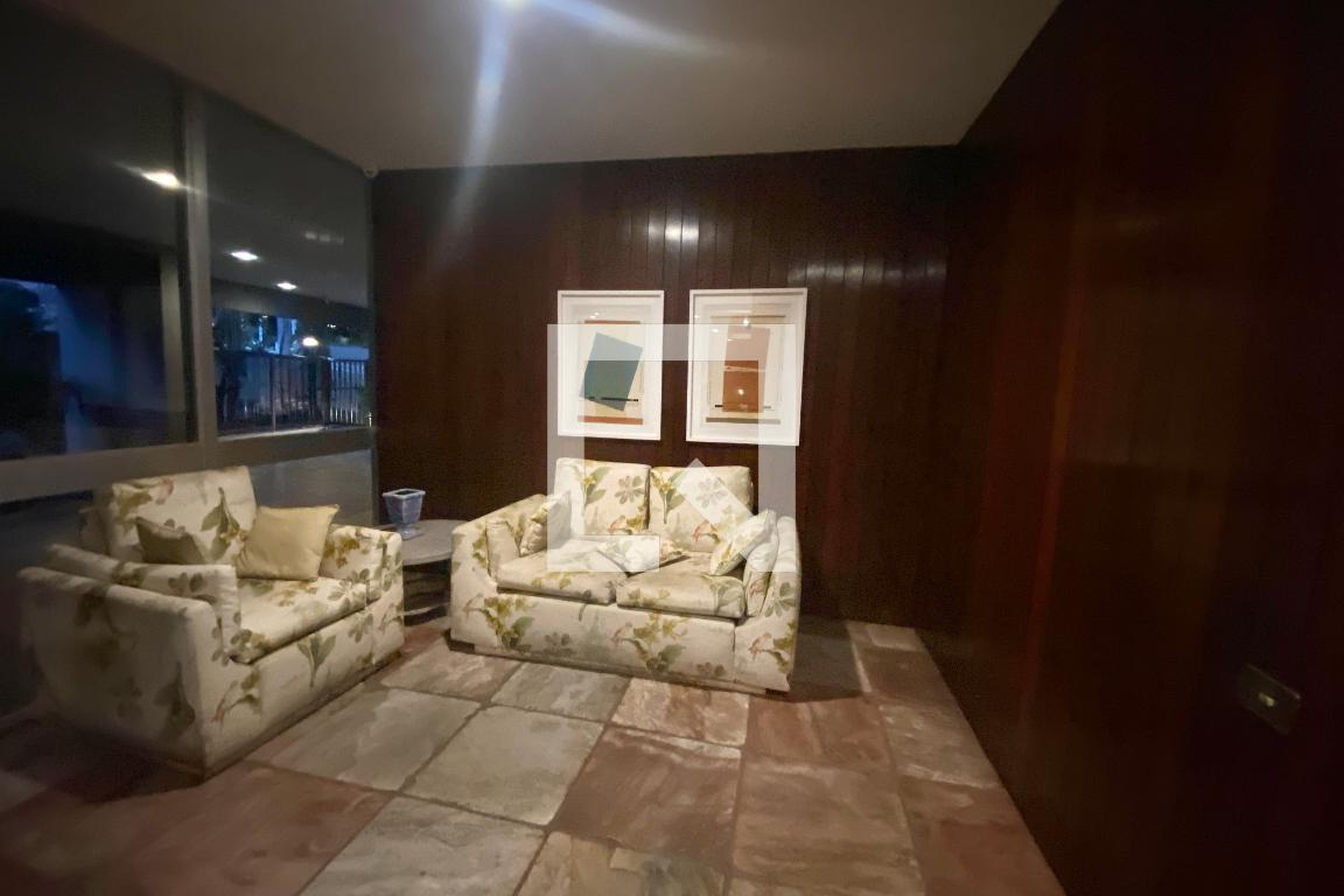 Hall de entrada Condomínio em Rua Major Rubens Vaz, 611