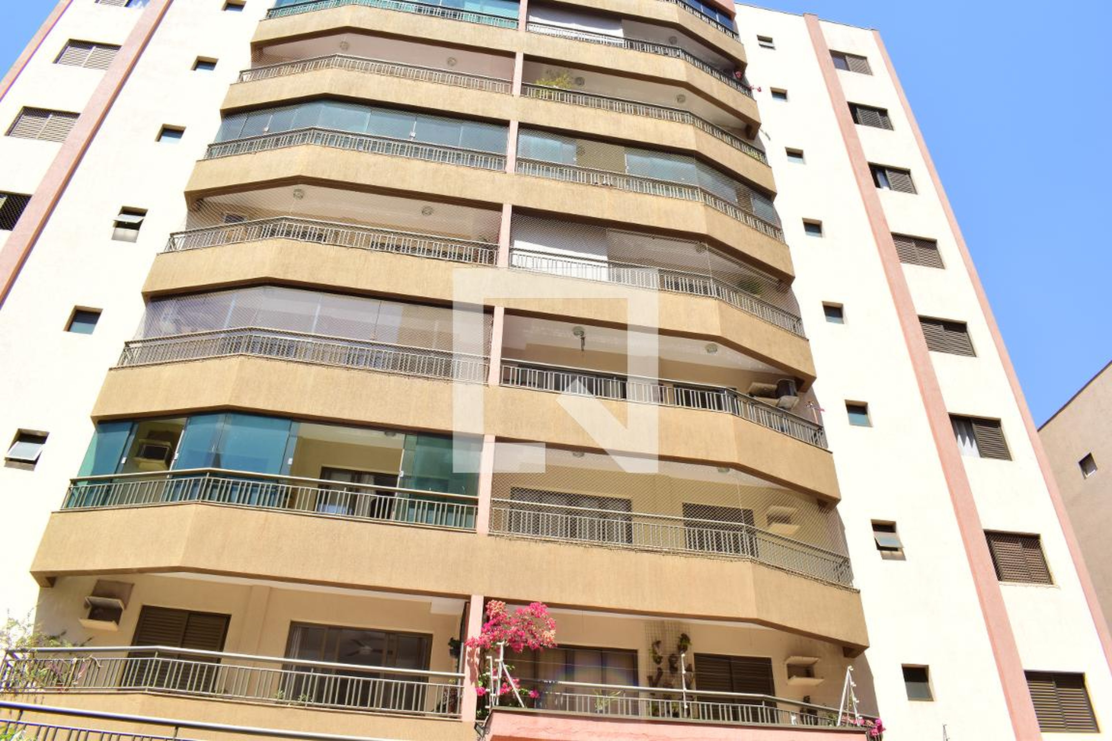 Fachada Condomínio em Rua Siró Káku, 35