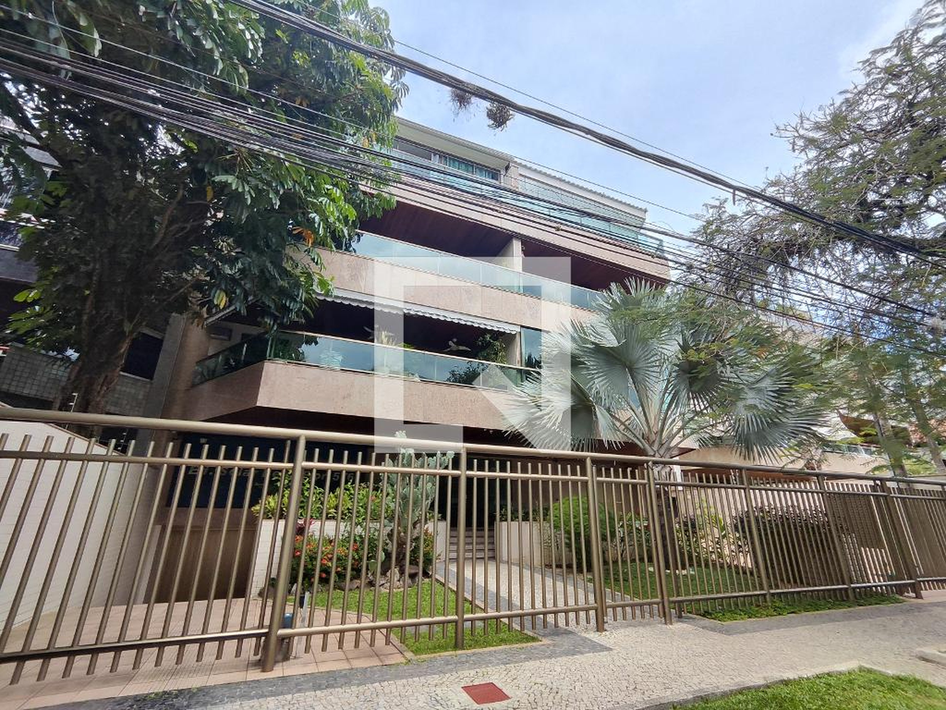 Fachada Condomínio em Rua Venâncio Veloso, 576