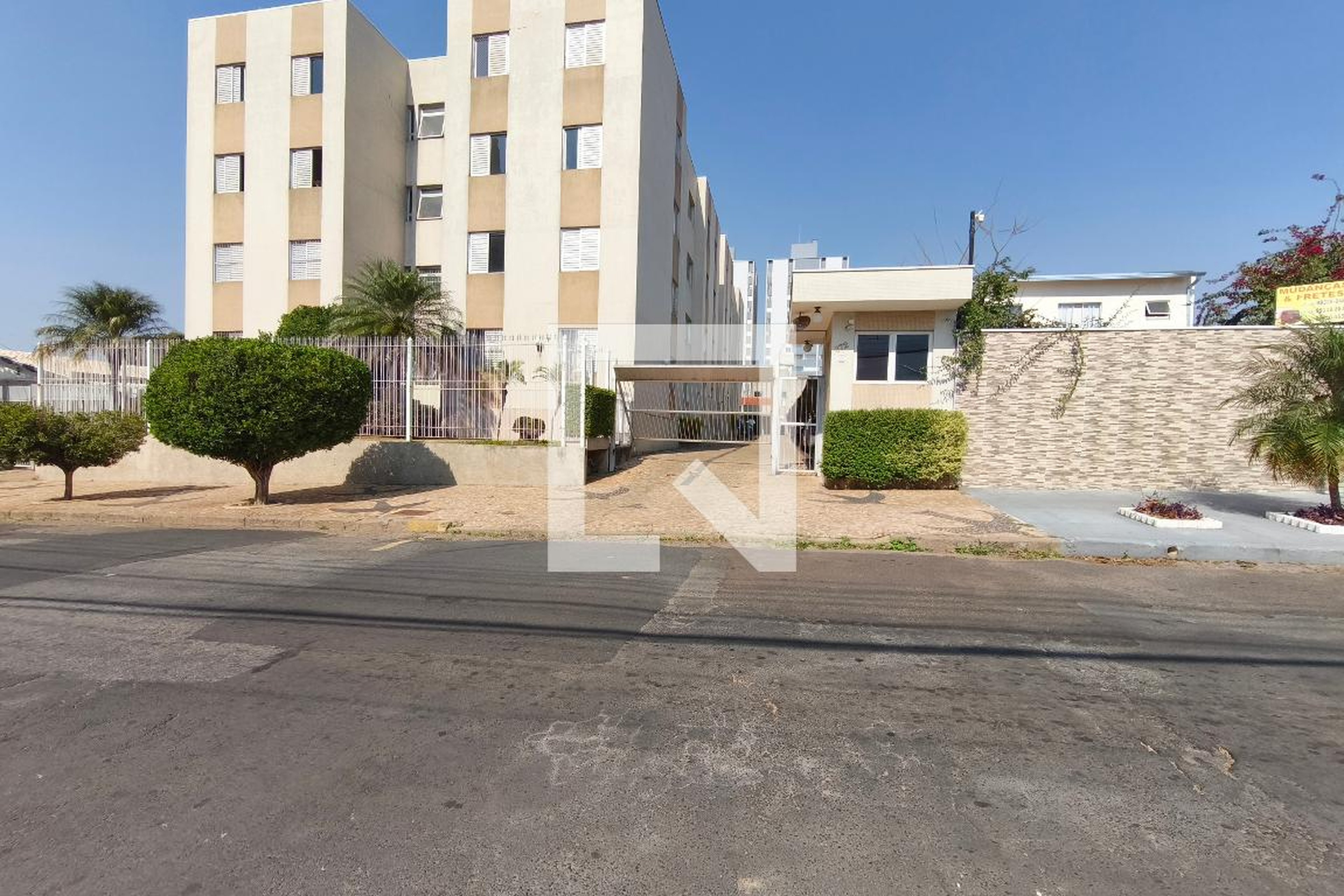 Fachada Condomínio em Rua Doutor Cassiano Gonzaga, 672