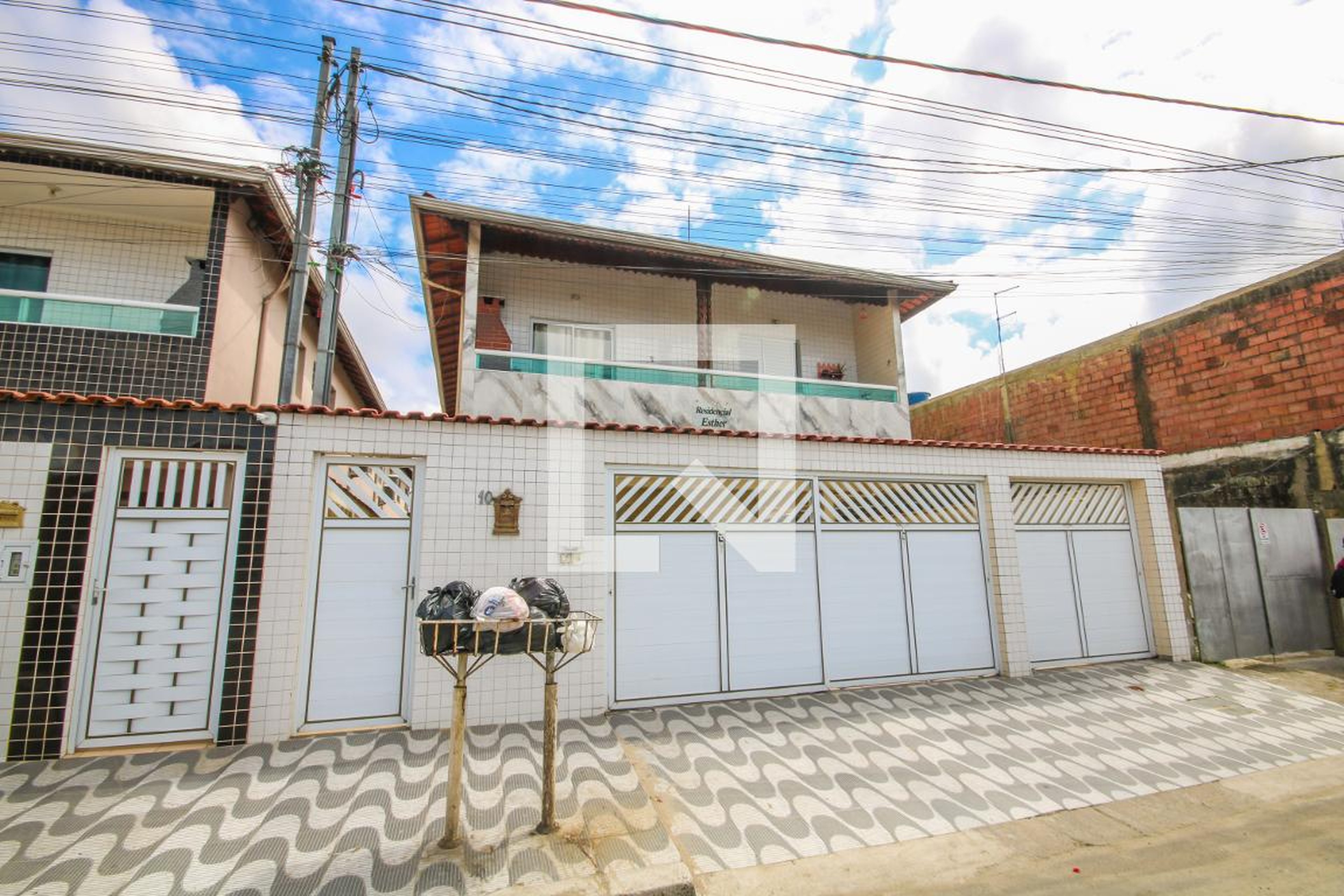 Fachada Condomínio em Rua Benedita Custódio, 10