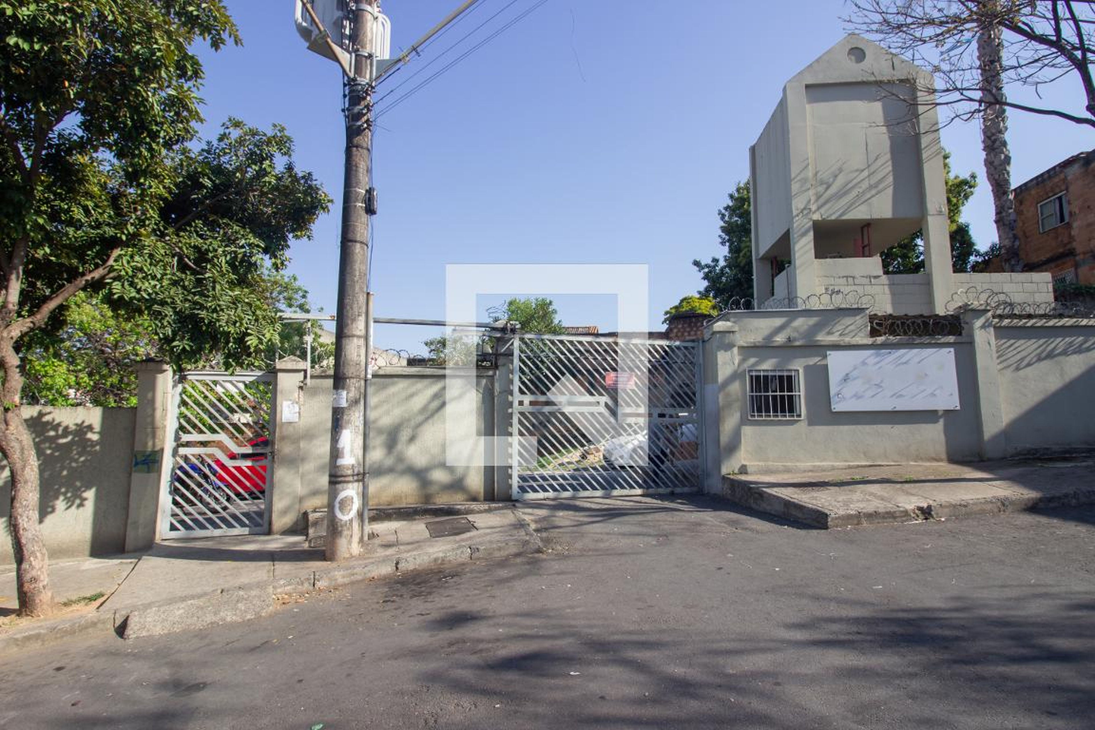 Fachada Condomínio em Rua Latania, 590