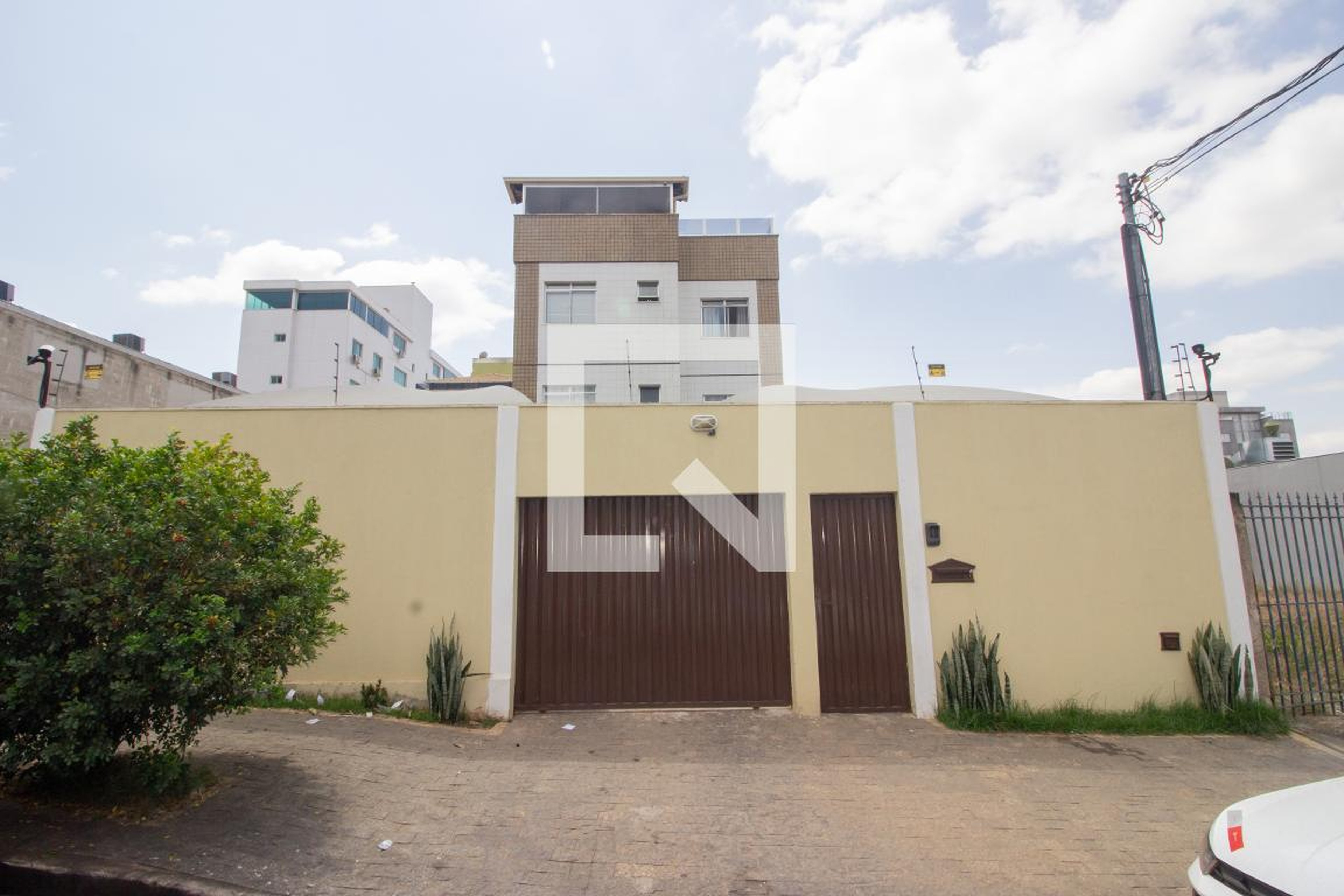 Fachada Condomínio em Alameda dos Sabiás, 332