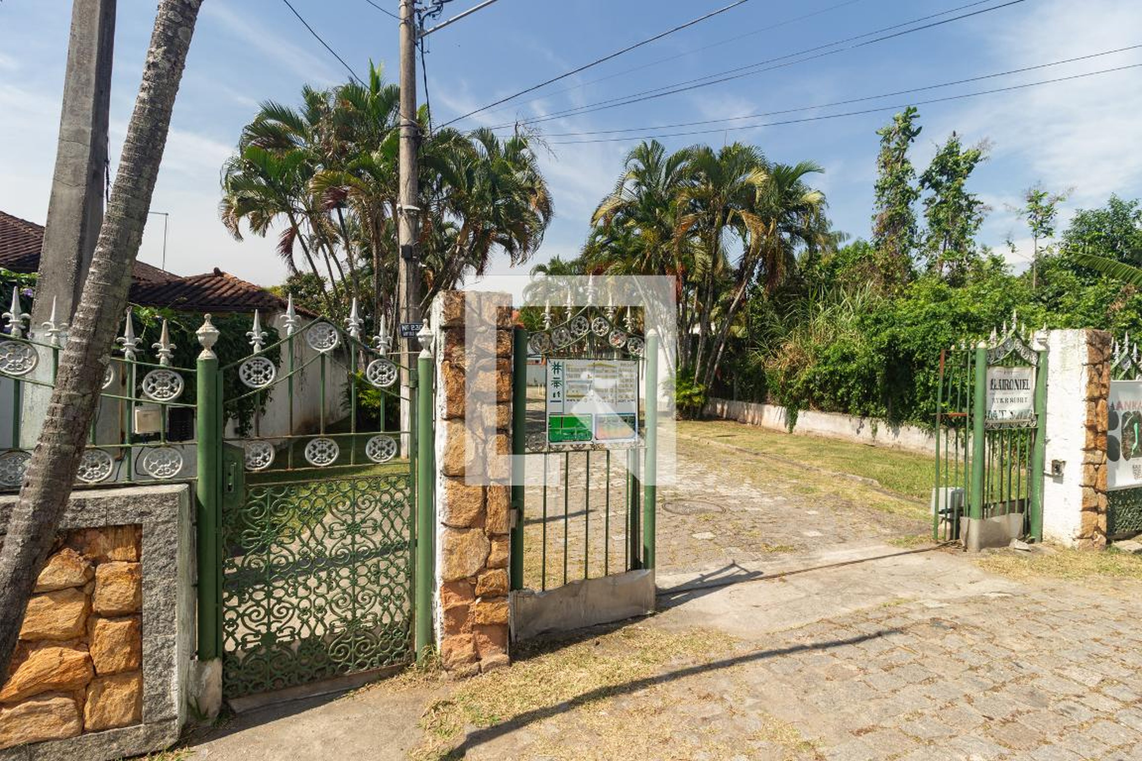 Fachada do condomínio Condomínio em Rua Irlando Regis, 230