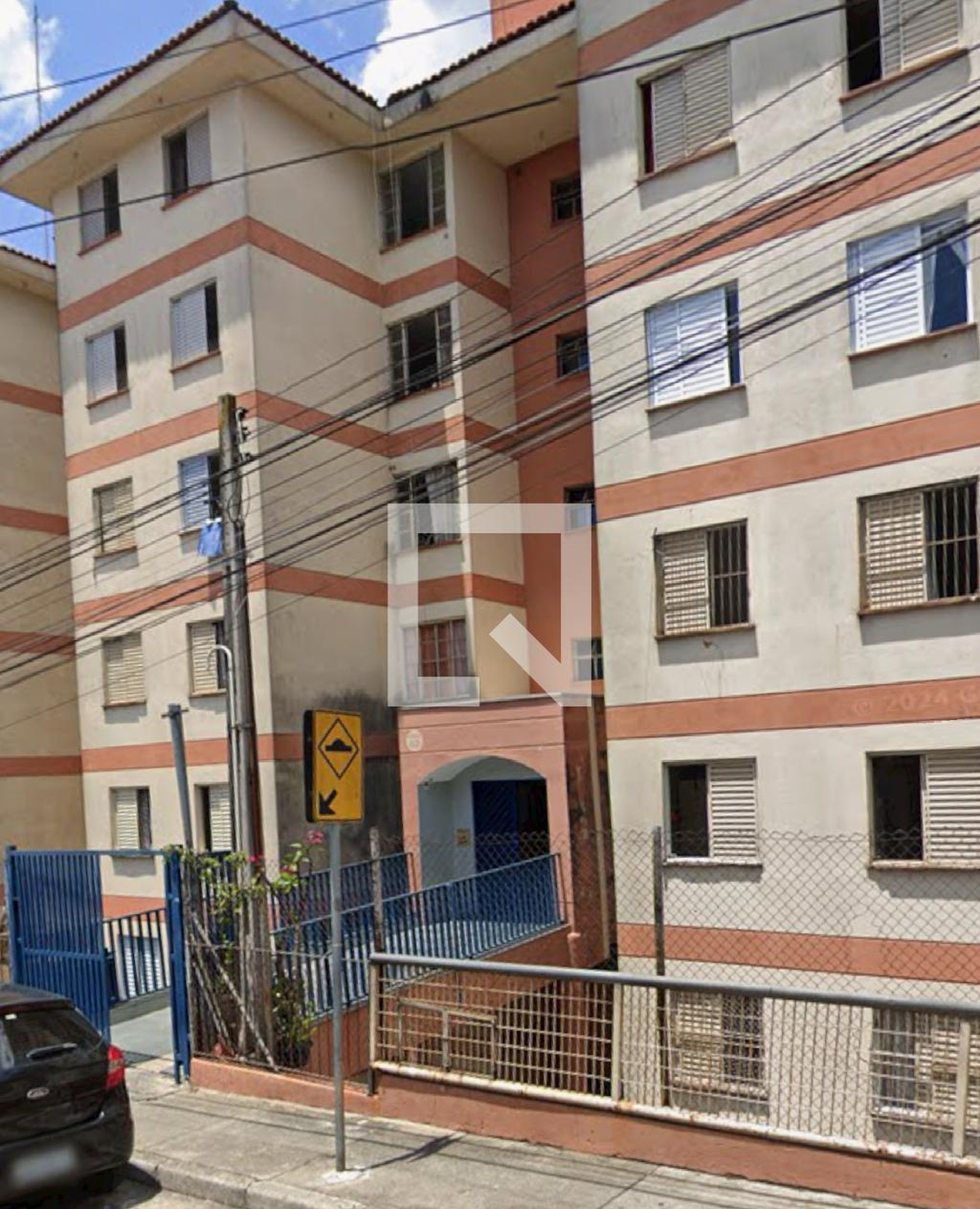 Fachada Condomínio em Rua Vera Janacópulos, 7