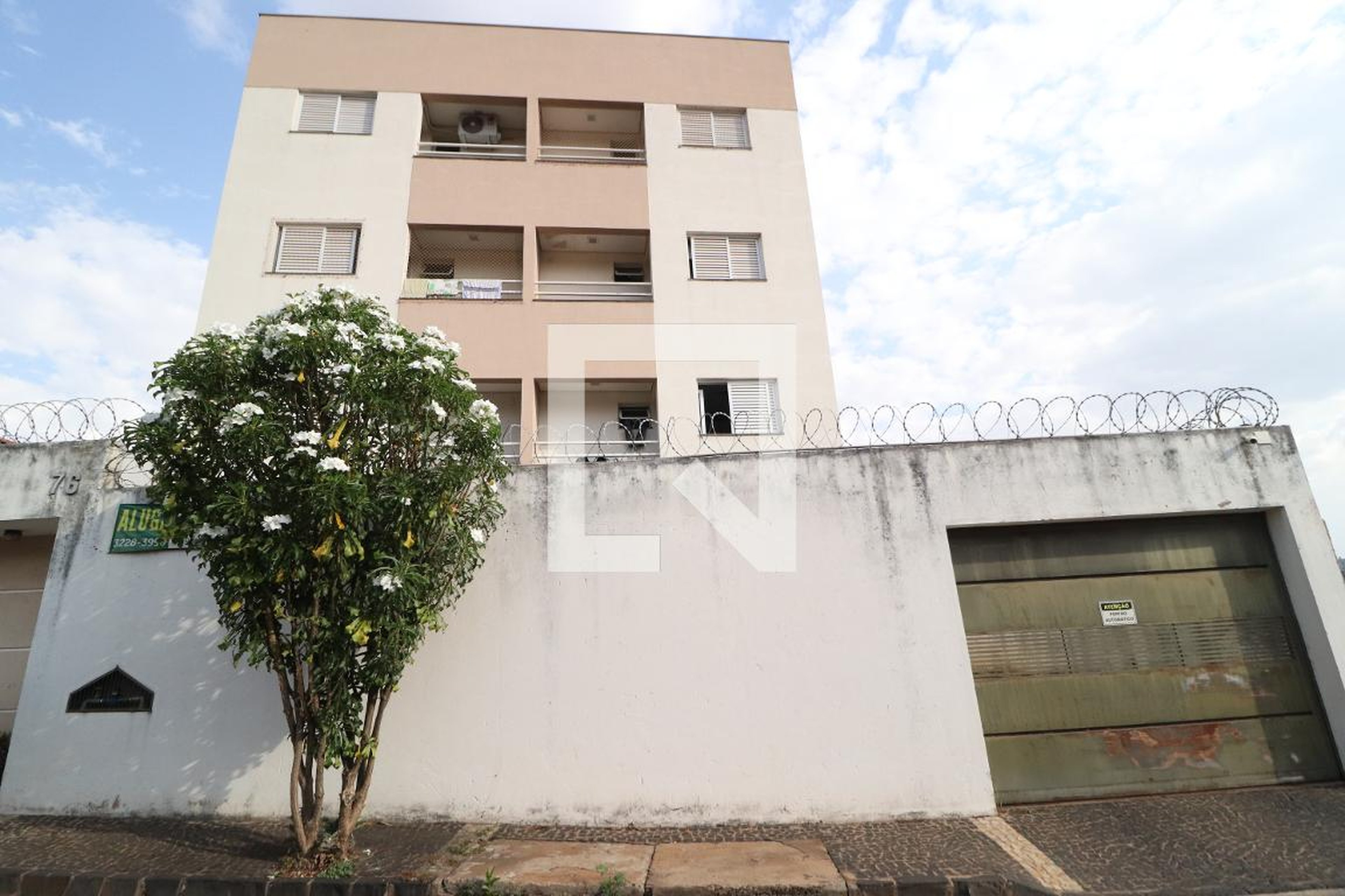 Fachada Condomínio em Rua Promotor Osvaldo Afonso Borges, 76