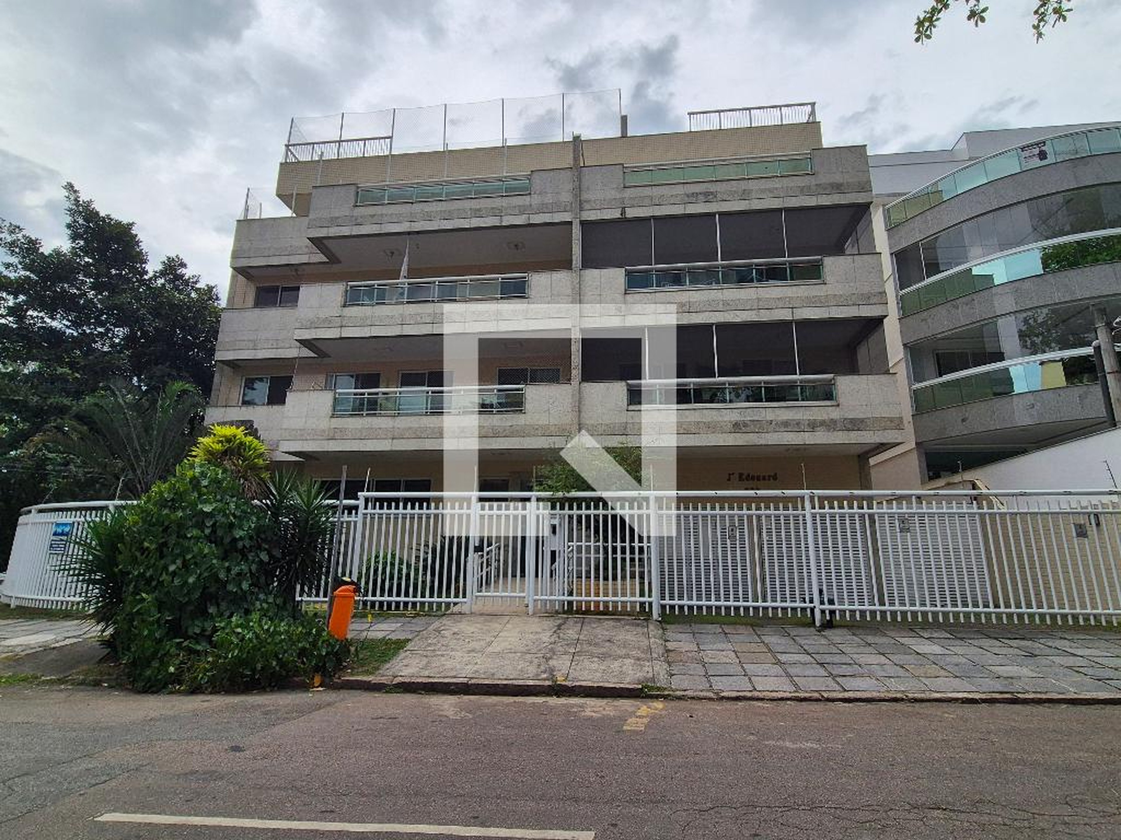 Fachada Condomínio em Rua Marechal Olympio Falconiere, 220