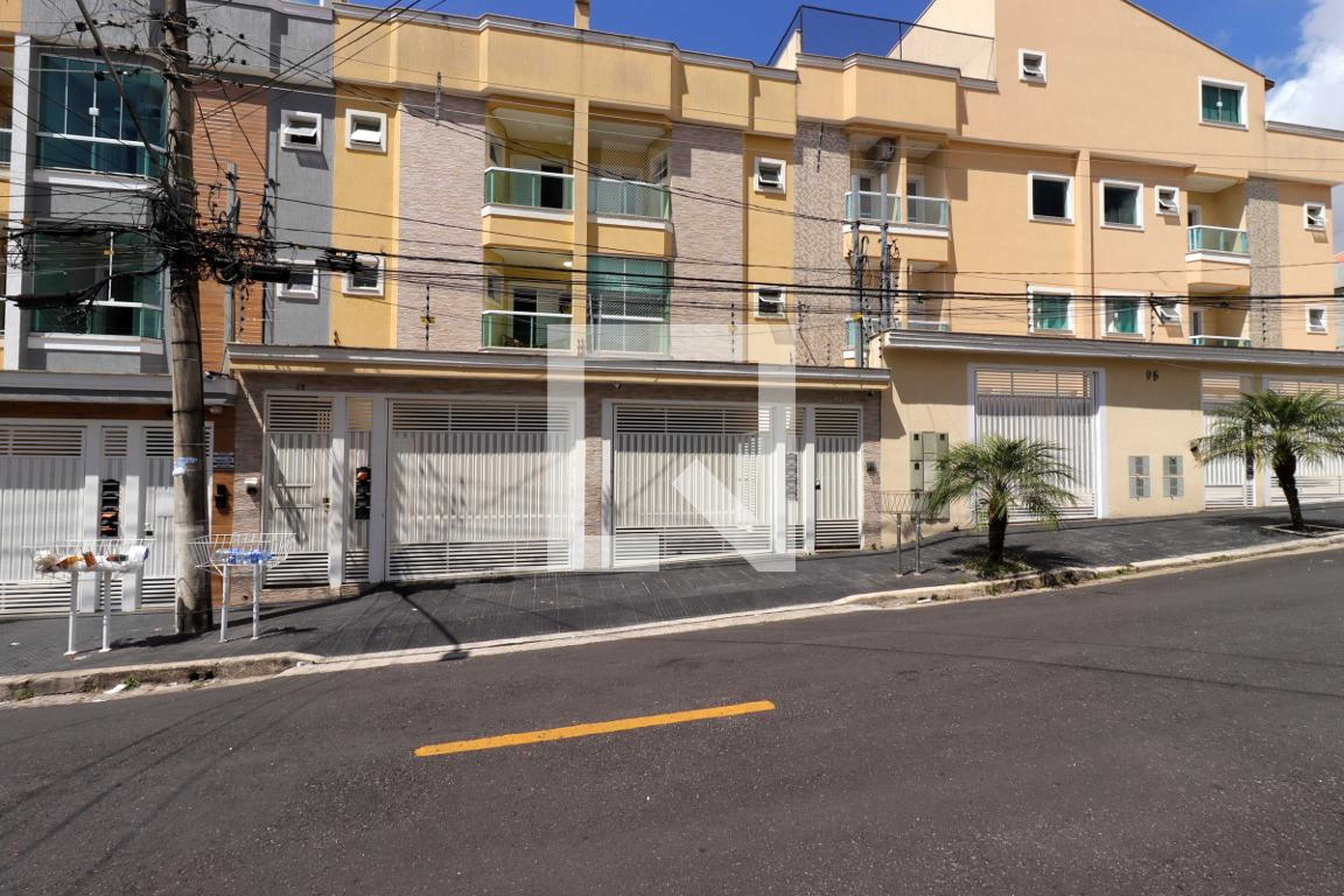 Fachada Condomínio em Rua das Jabuticabeiras, 79