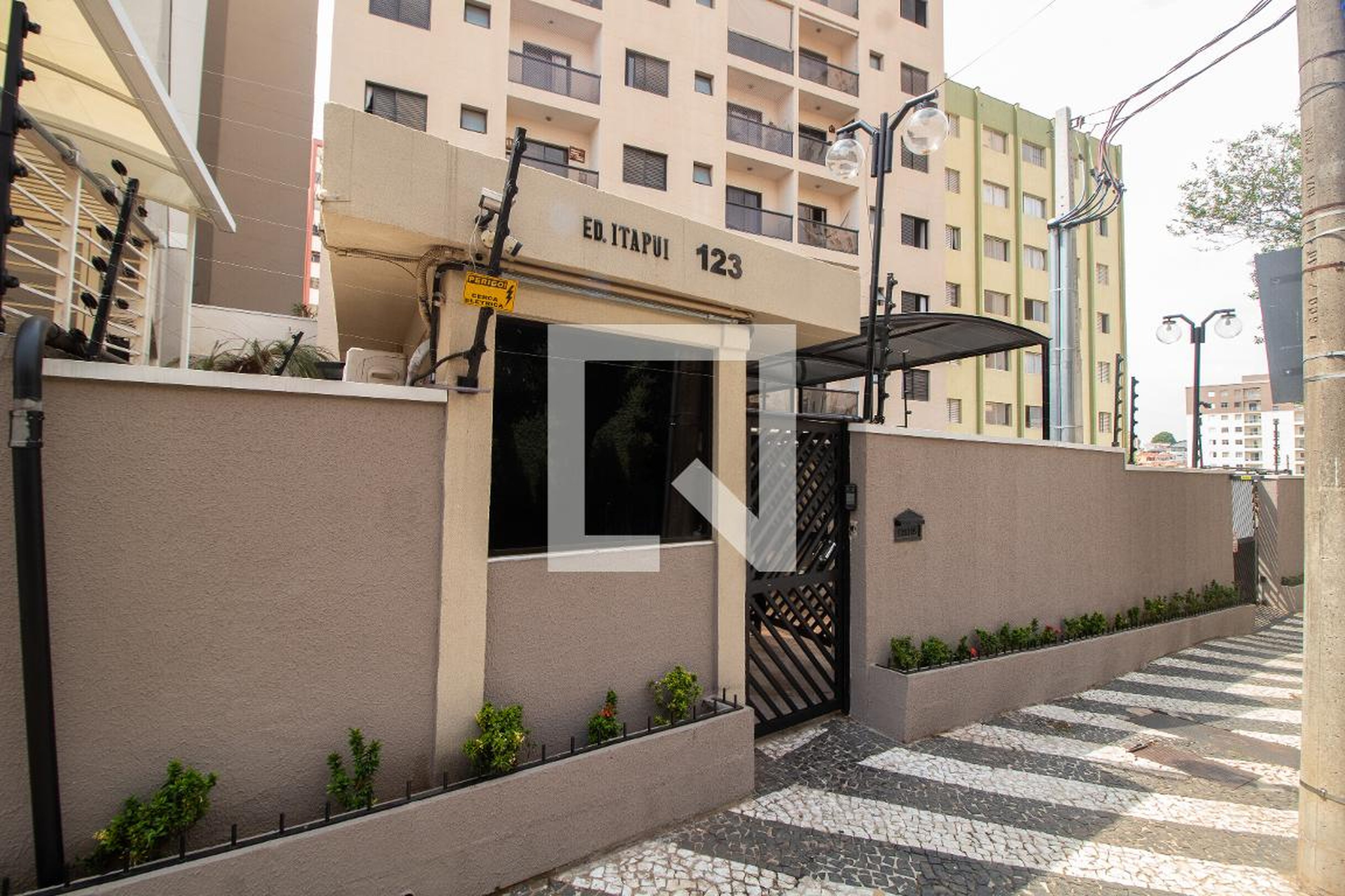 Fachada Condomínio em Rua Oscar Leite, 123