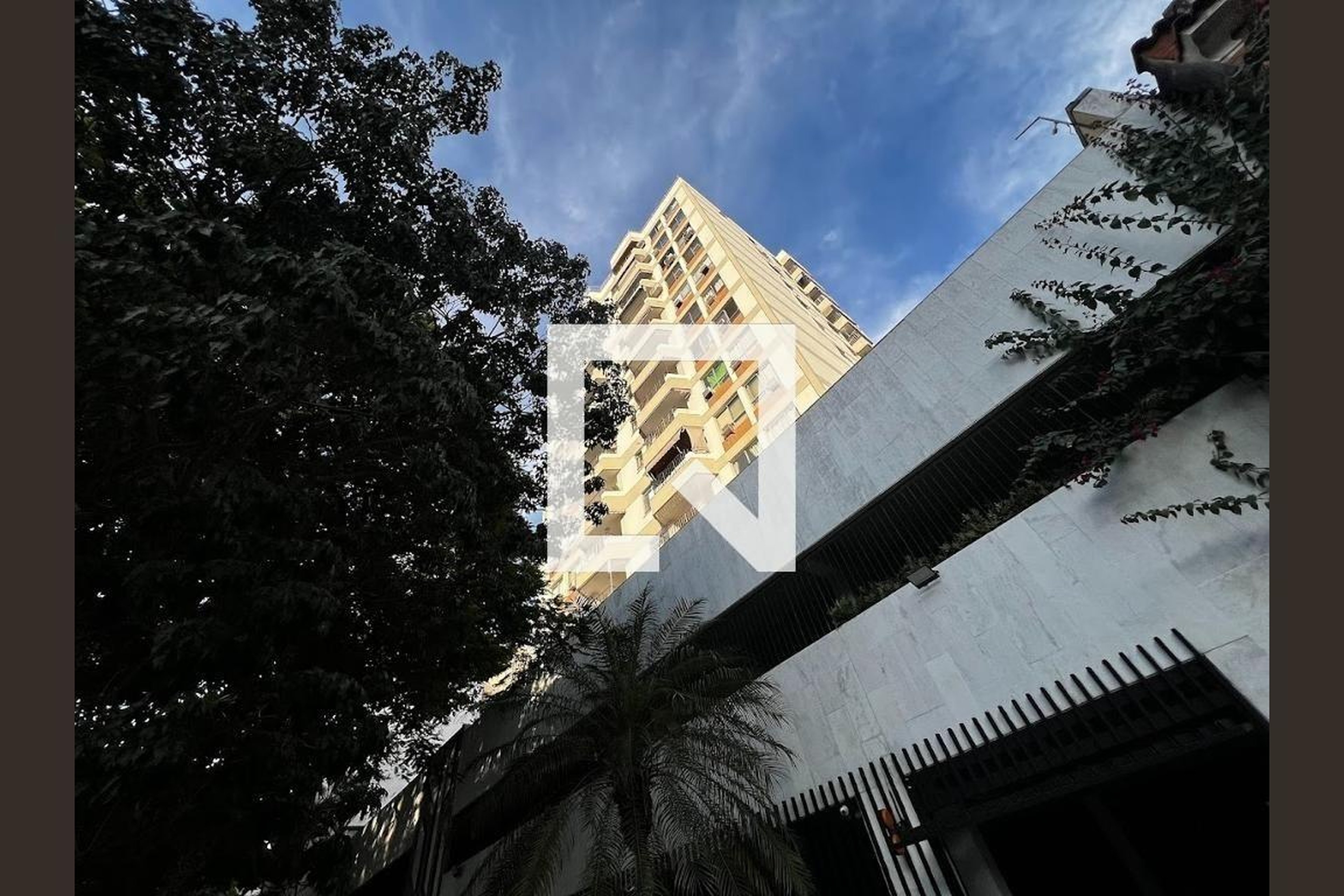 Fachada Condomínio em Rua Carvalho Alvim, 499