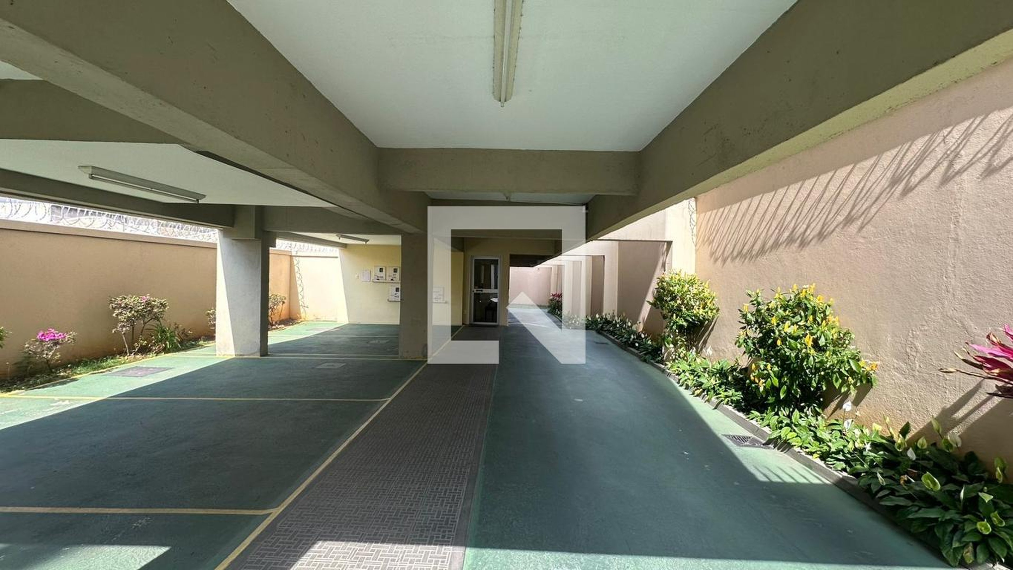 Entrada do prédio Condomínio em Rua Espinosa, 641