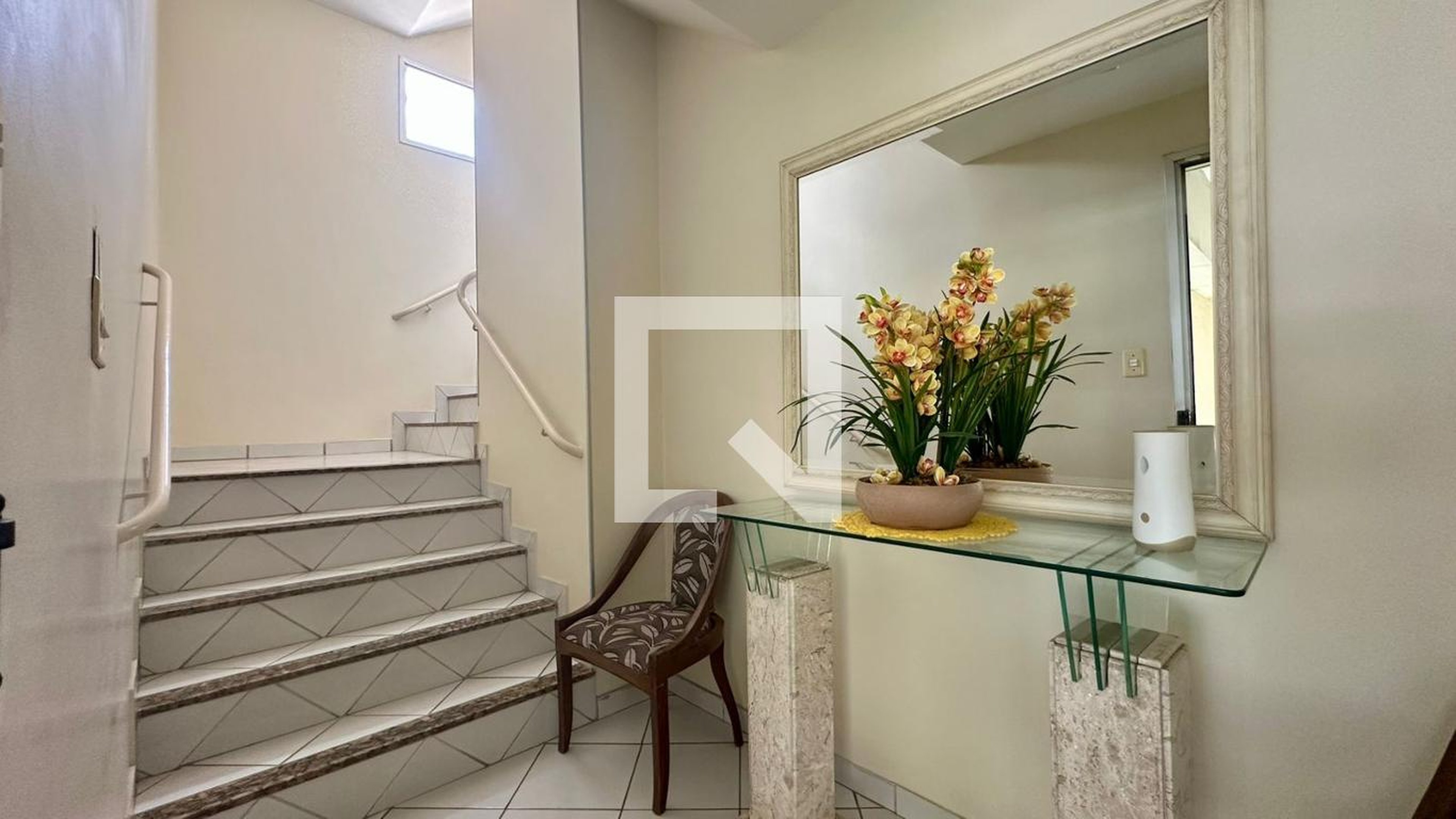 Hall de entrada Condomínio em Rua Espinosa, 641