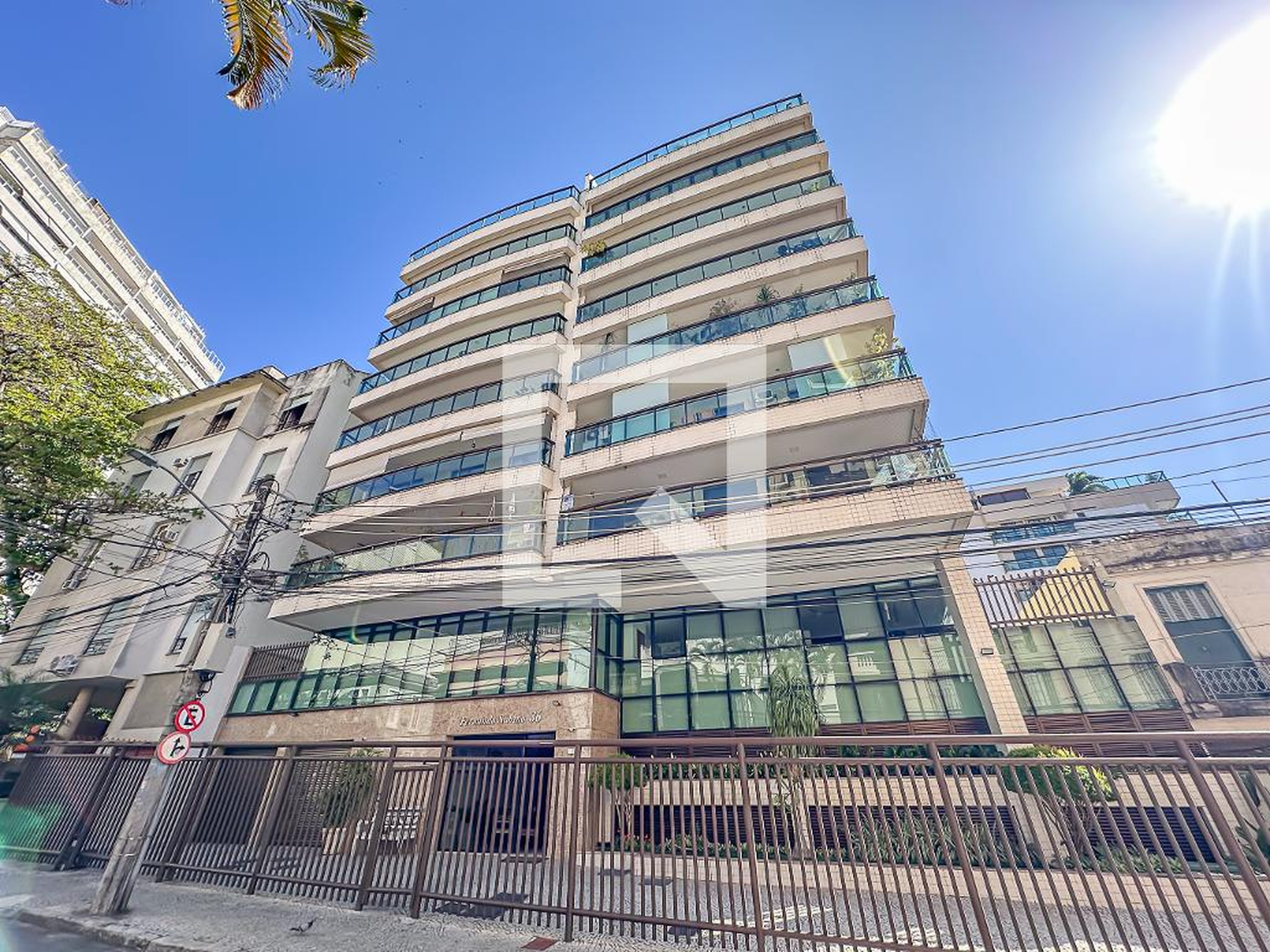 Fachada Condomínio em Rua Presidente Carlos de Campos, 36