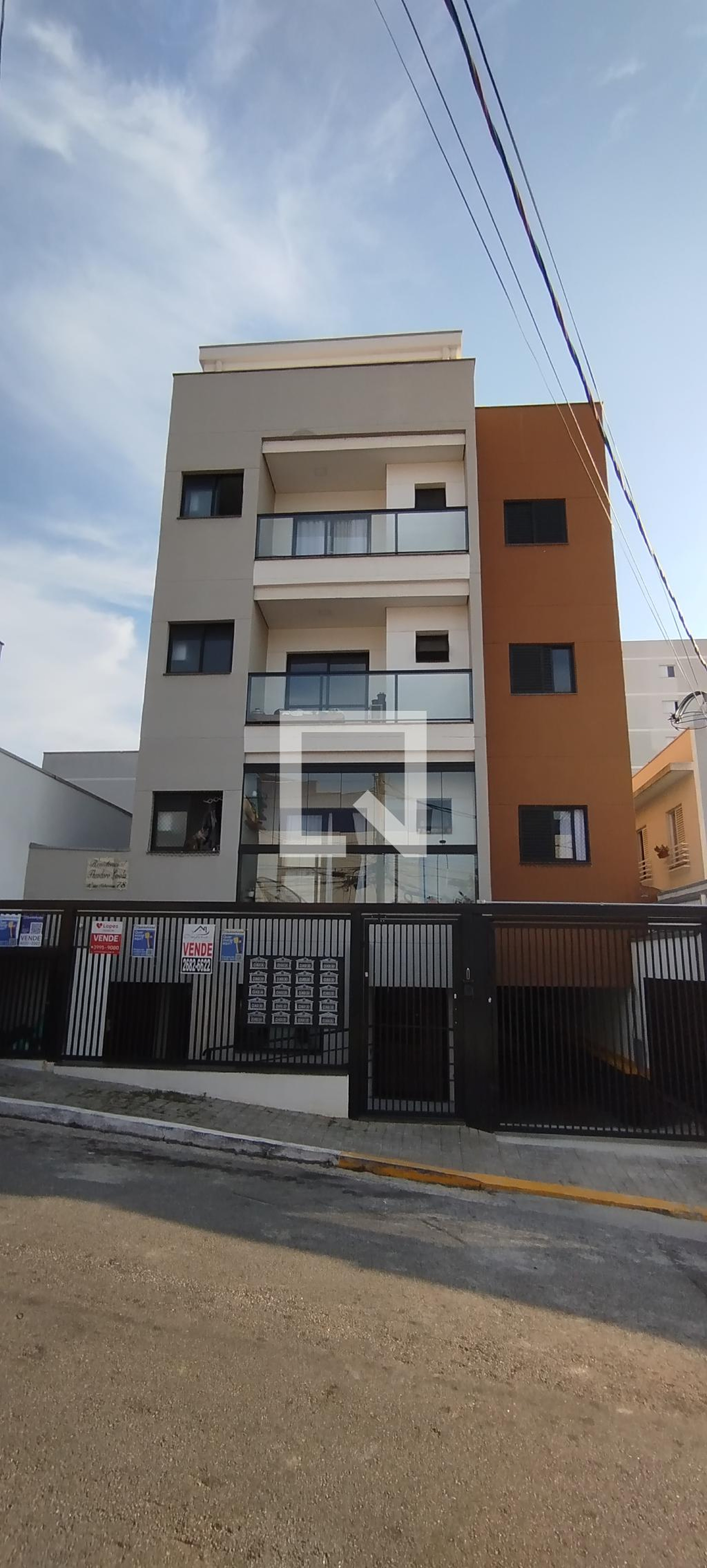 Fachada Condomínio em Rua das Tuberosas, 78