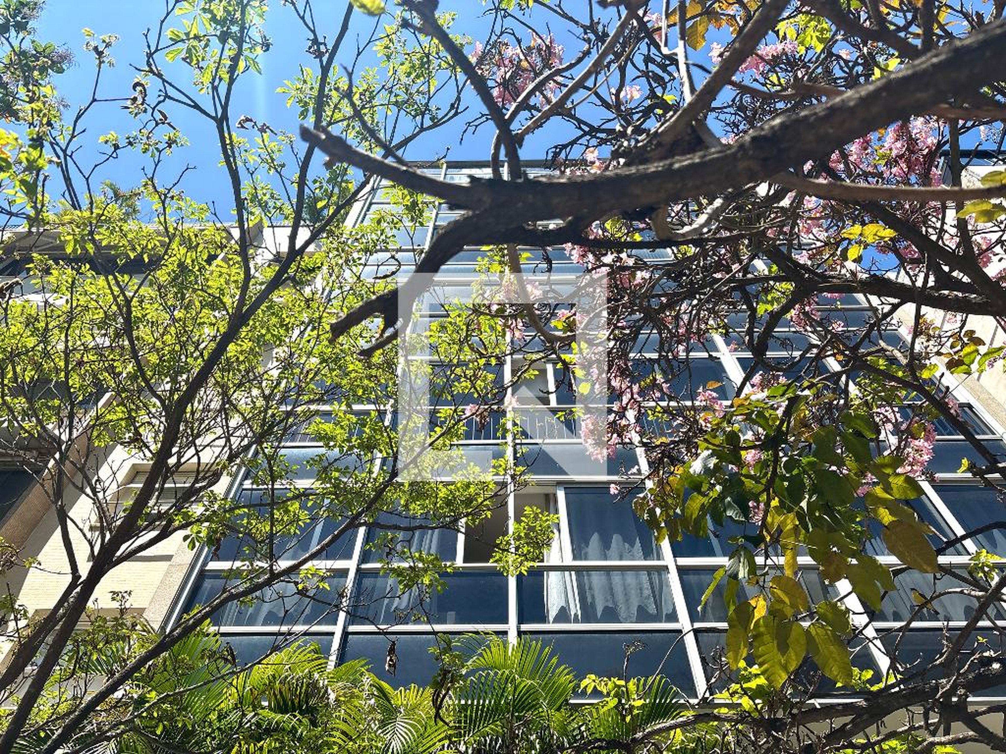 Fachada Condomínio em Rua Barão de Jaguaripe, 221