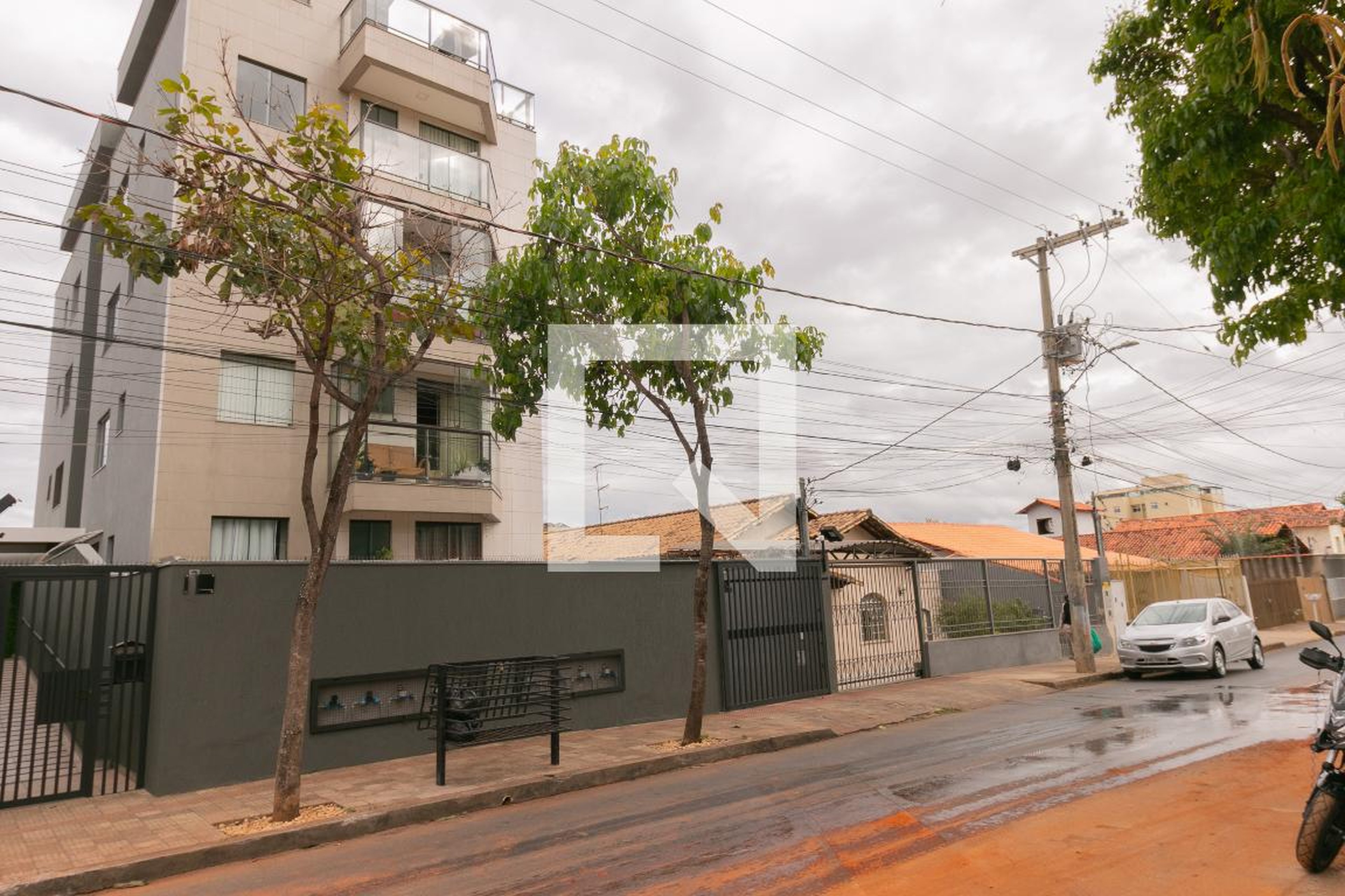 Fachada Condomínio em Rua Vera Lucia, 262