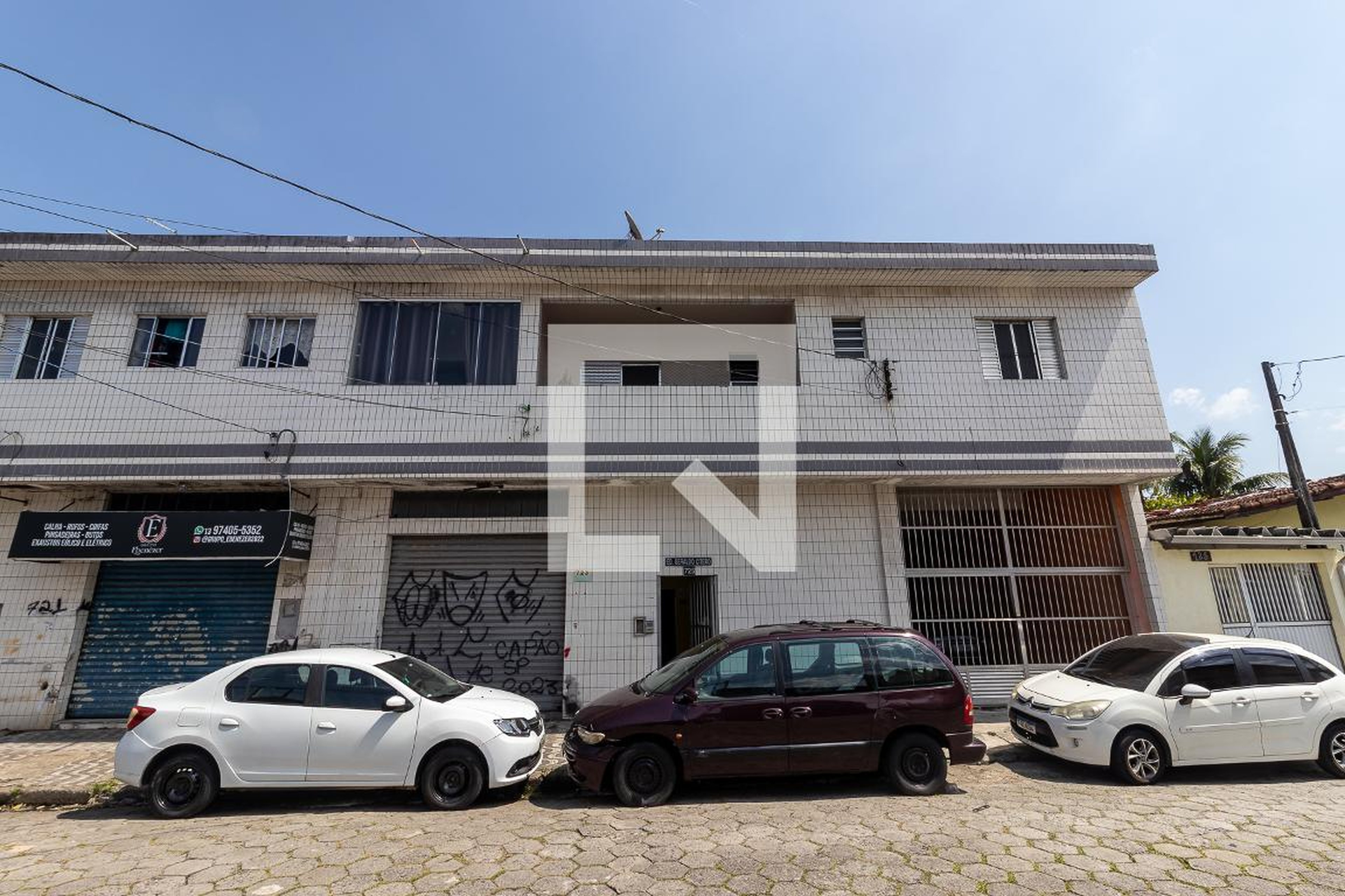 Fachada Condomínio em Avenida Ângelo Perino, 725