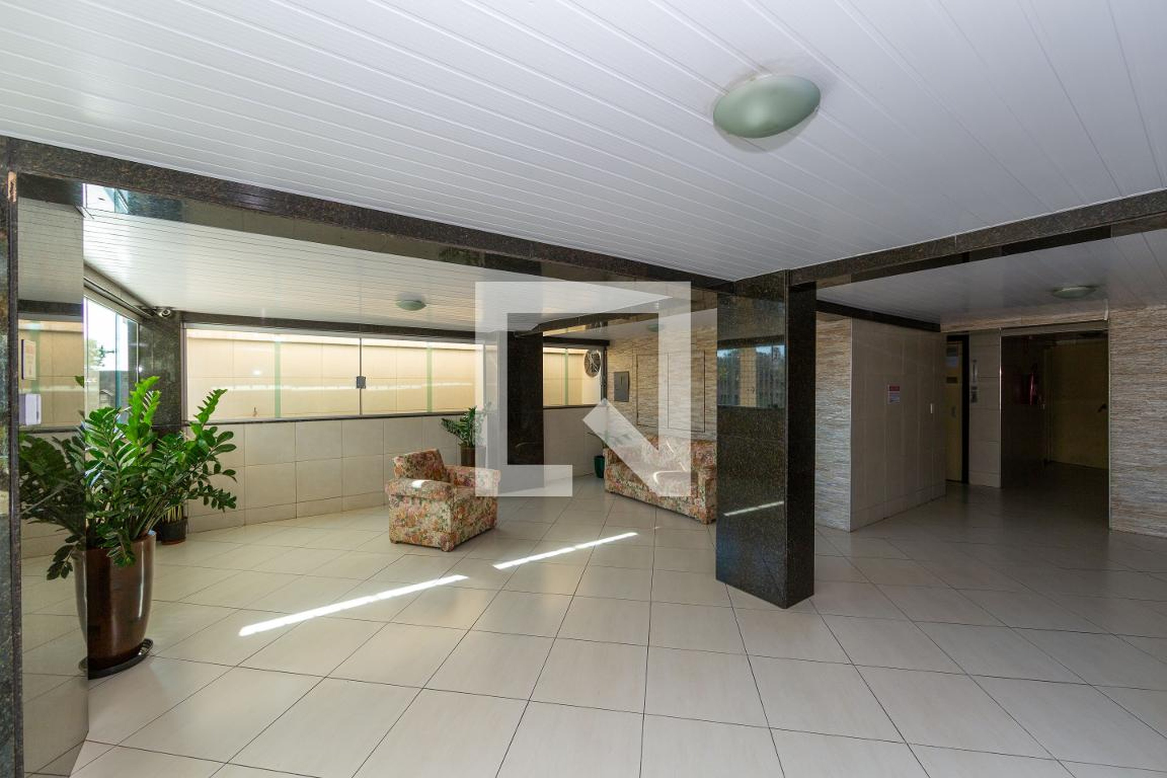 Hall de Entrada Condomínio em Rua Patrício Barbosa, 639