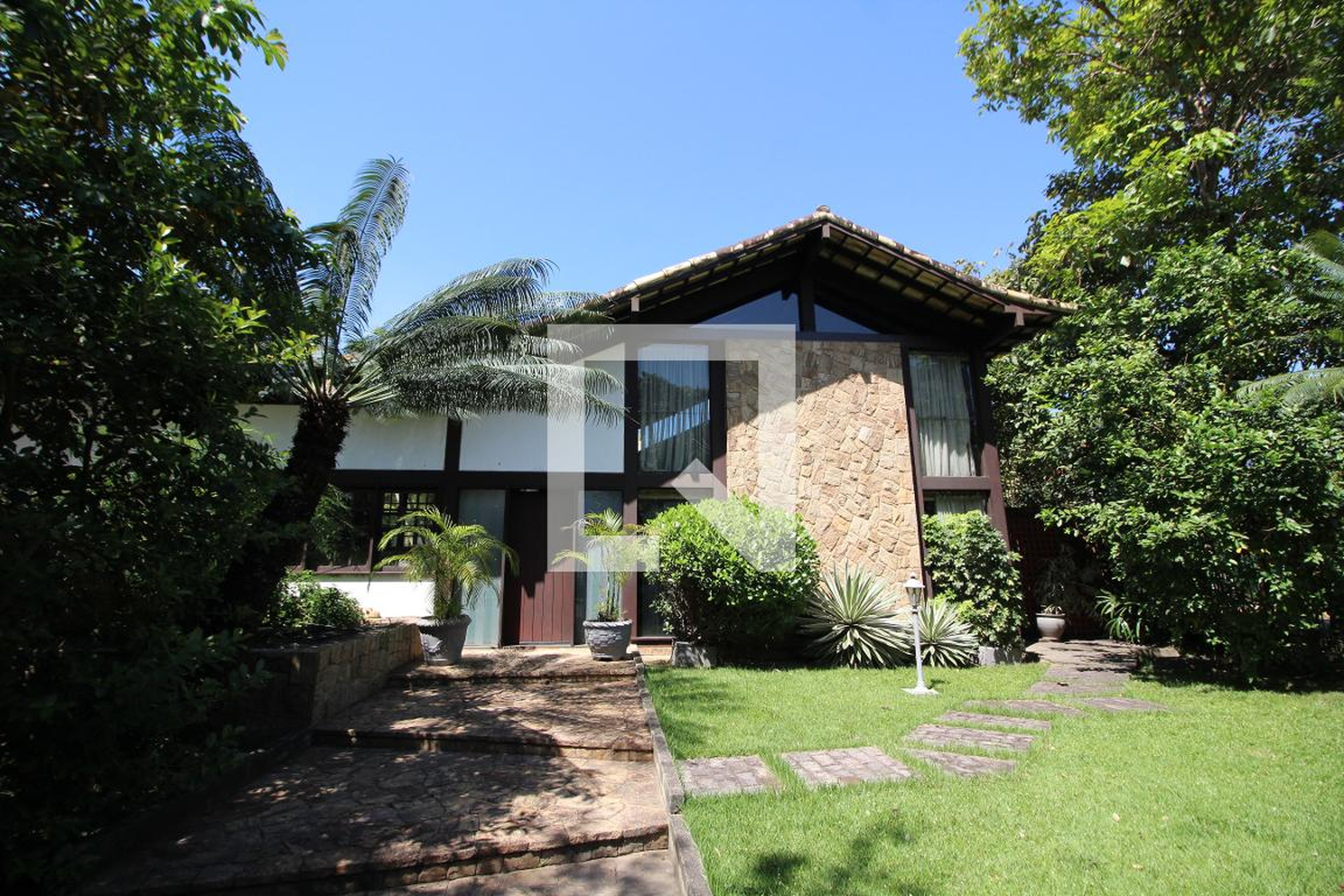 Fachada Condomínio em Rua Geminiano Góis, 1091