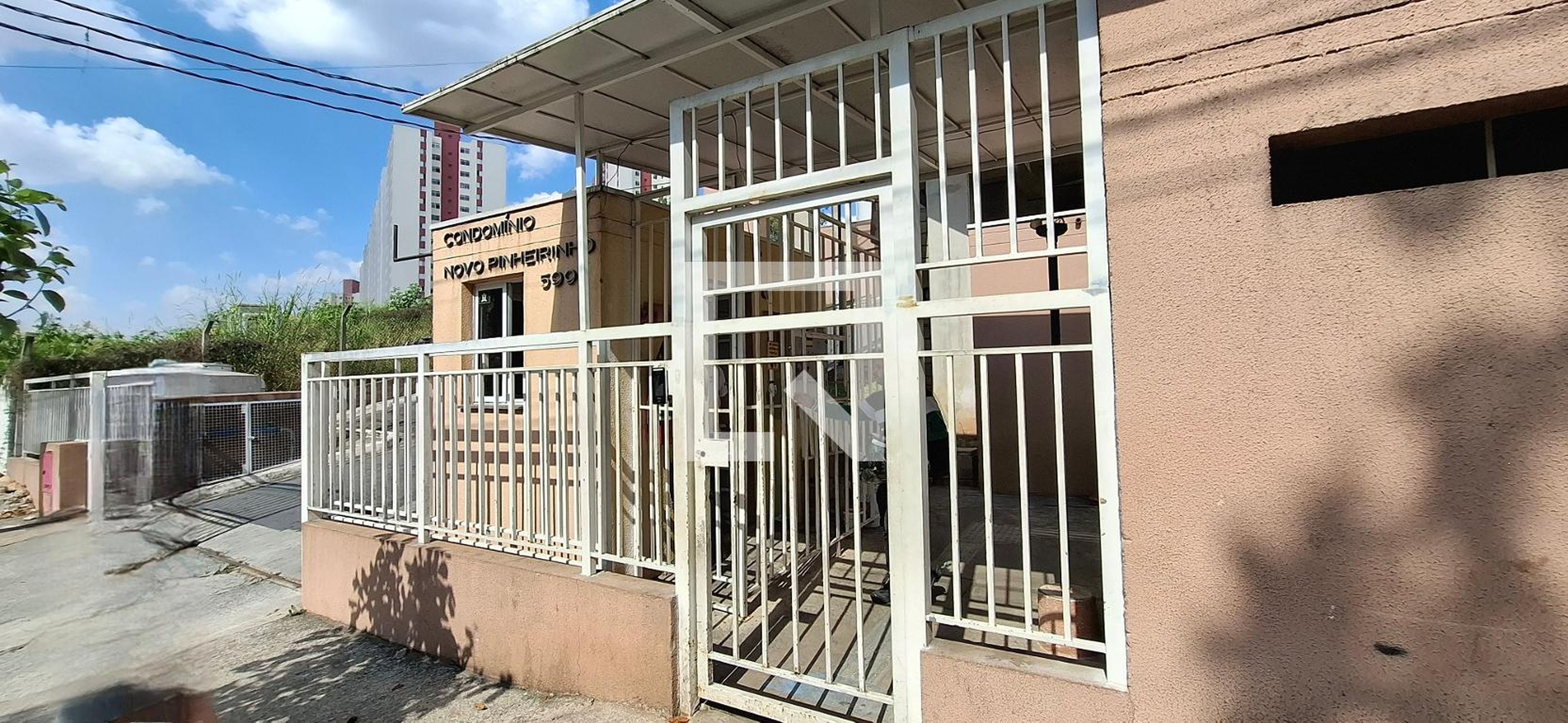 Fachada do condomínio Condomínio Novo Pinheirinho